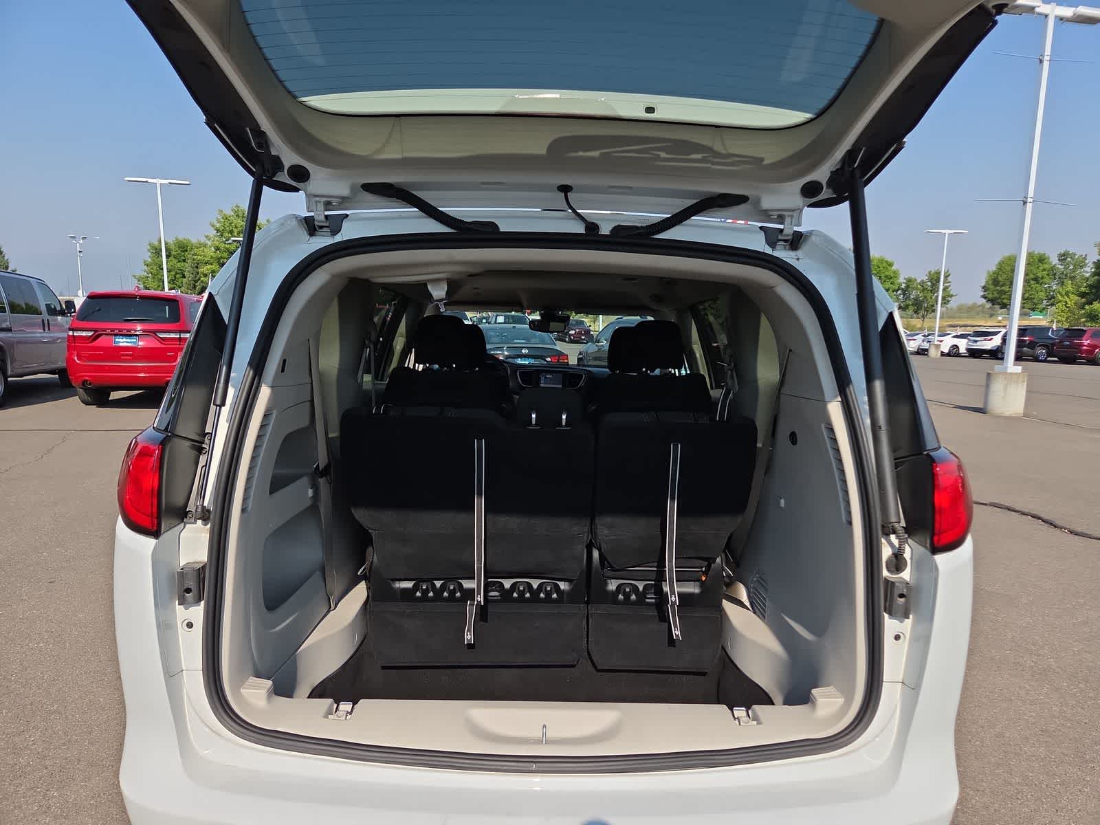2023 Chrysler Voyager LX - Photo 25