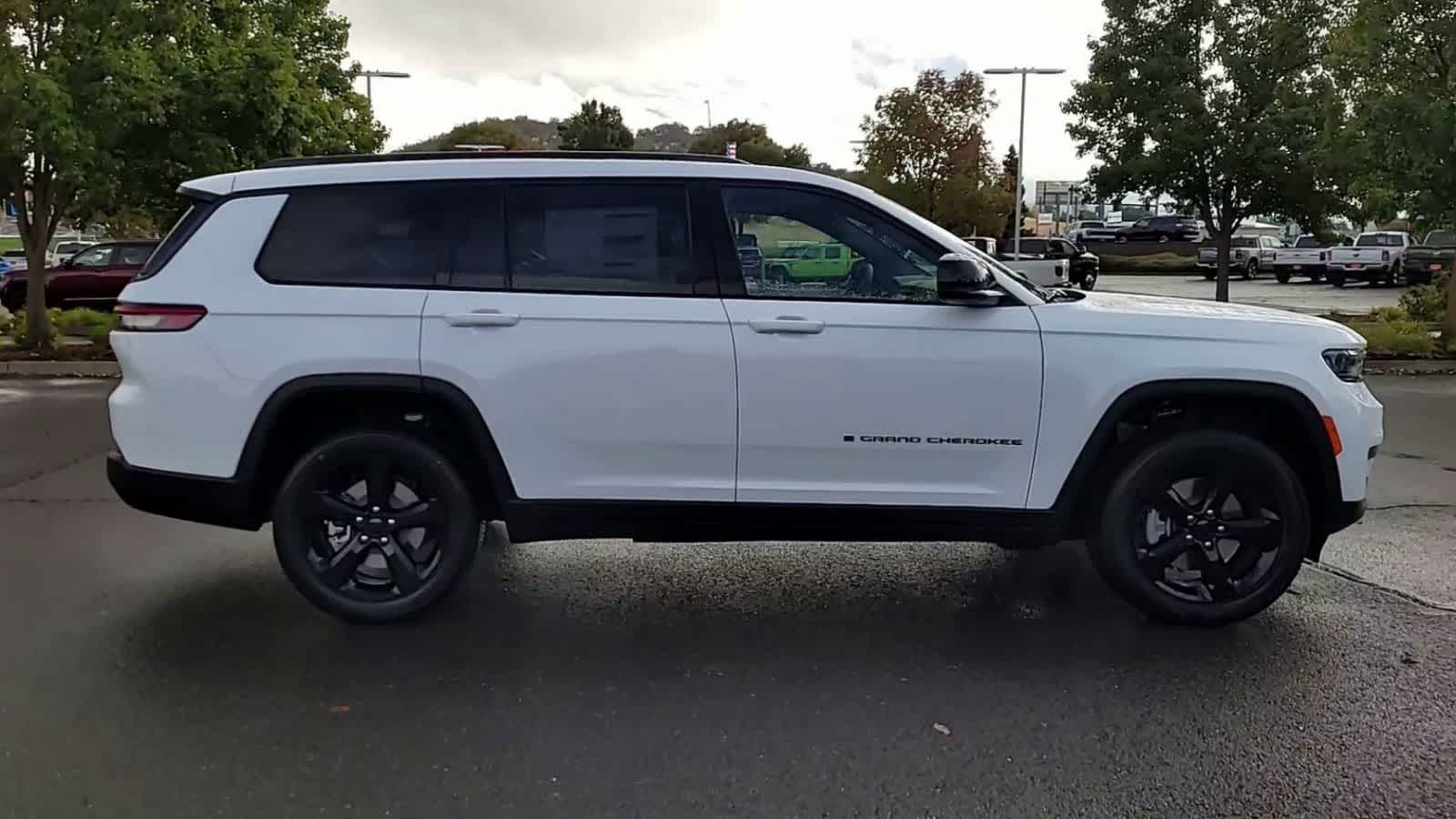 Thumbnail: 2025 Jeep Grand Cherokee - 9