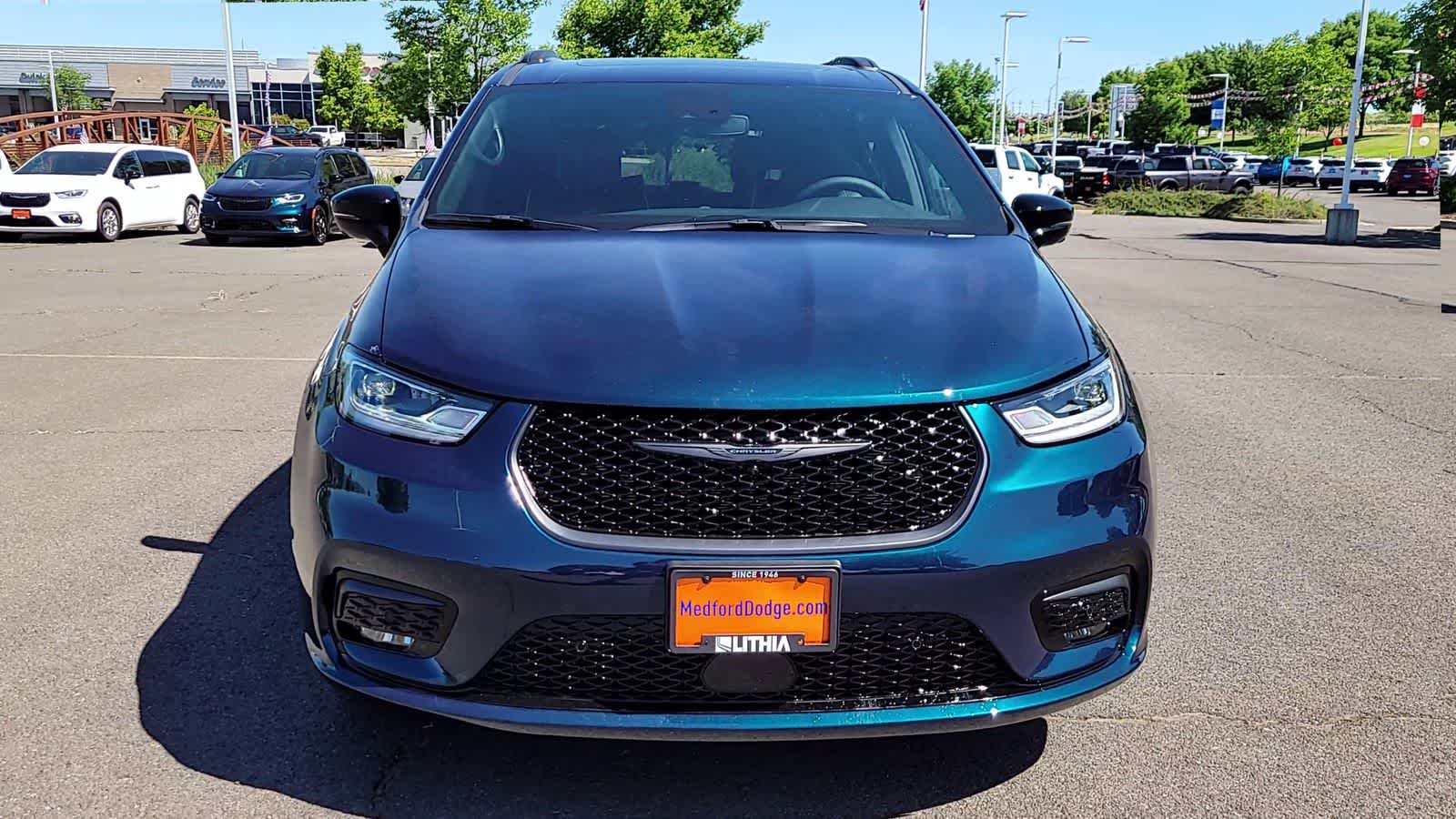 Thumbnail: 2025 Chrysler Pacifica - 3