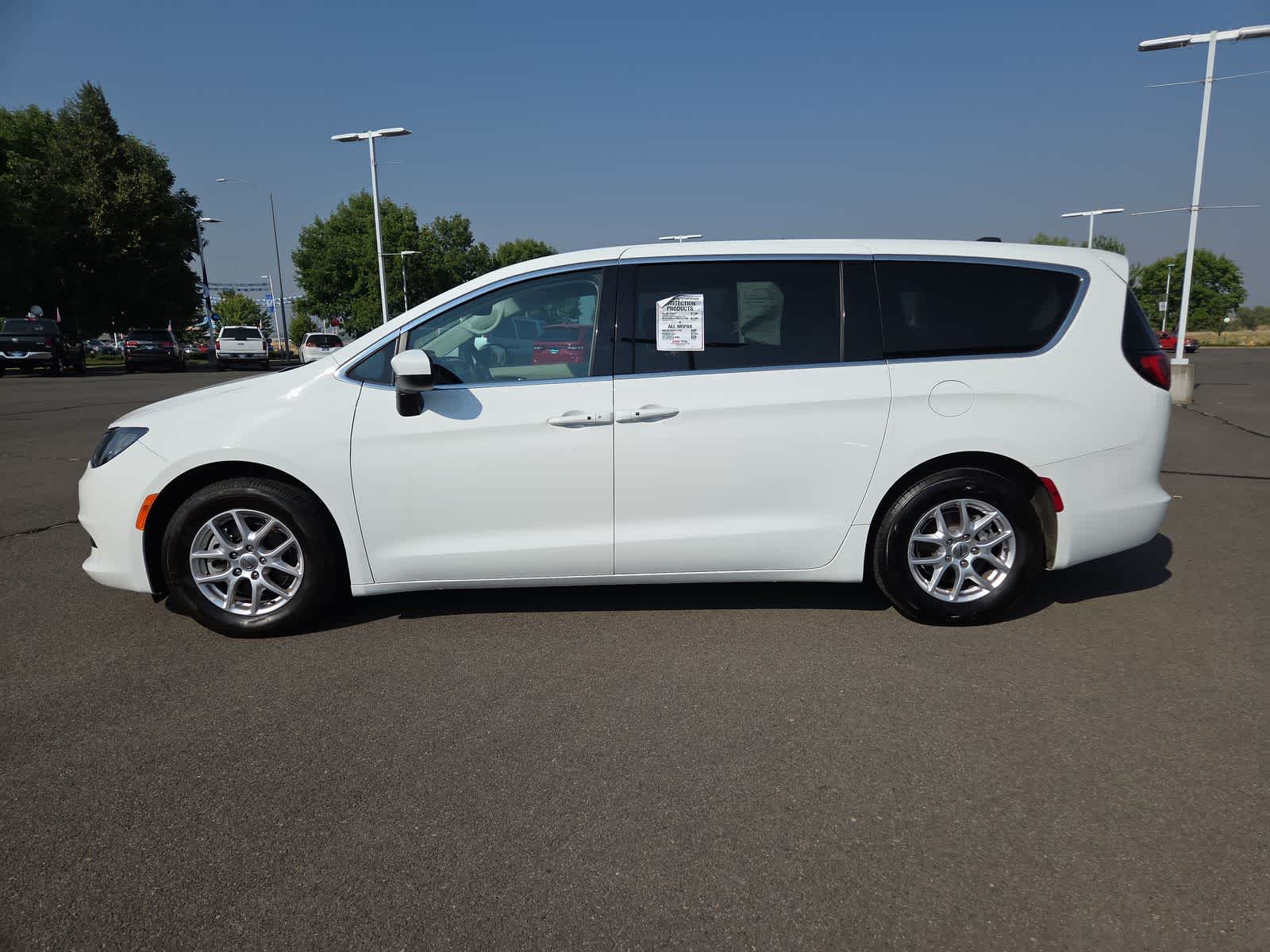 2023 Chrysler Voyager LX - Photo 10
