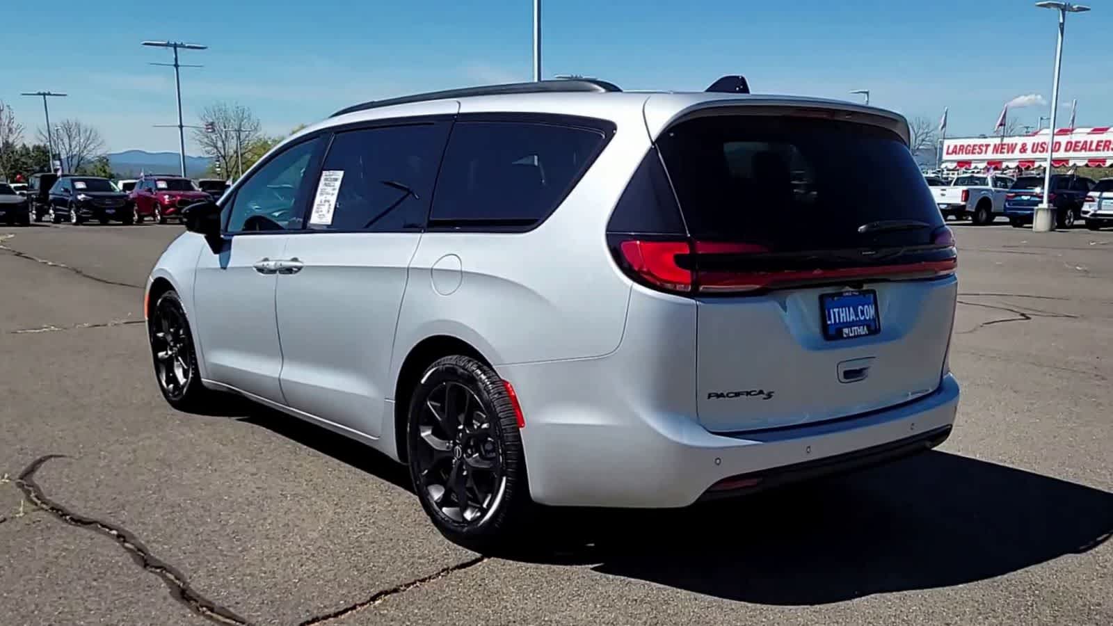 Thumbnail: 2026 Chrysler Pacifica - 6