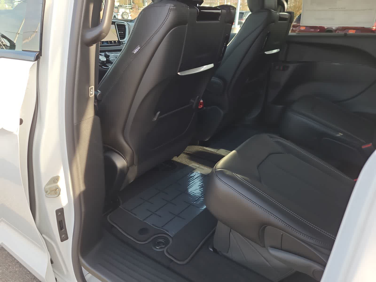 Thumbnail: 2026 Chrysler Pacifica - 20