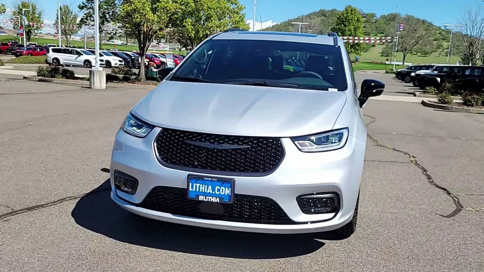 Thumbnail: 2026 Chrysler Pacifica - 3