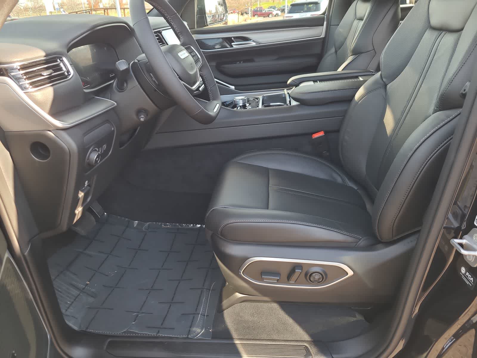 Thumbnail: 2025 Jeep Wagoneer - 19