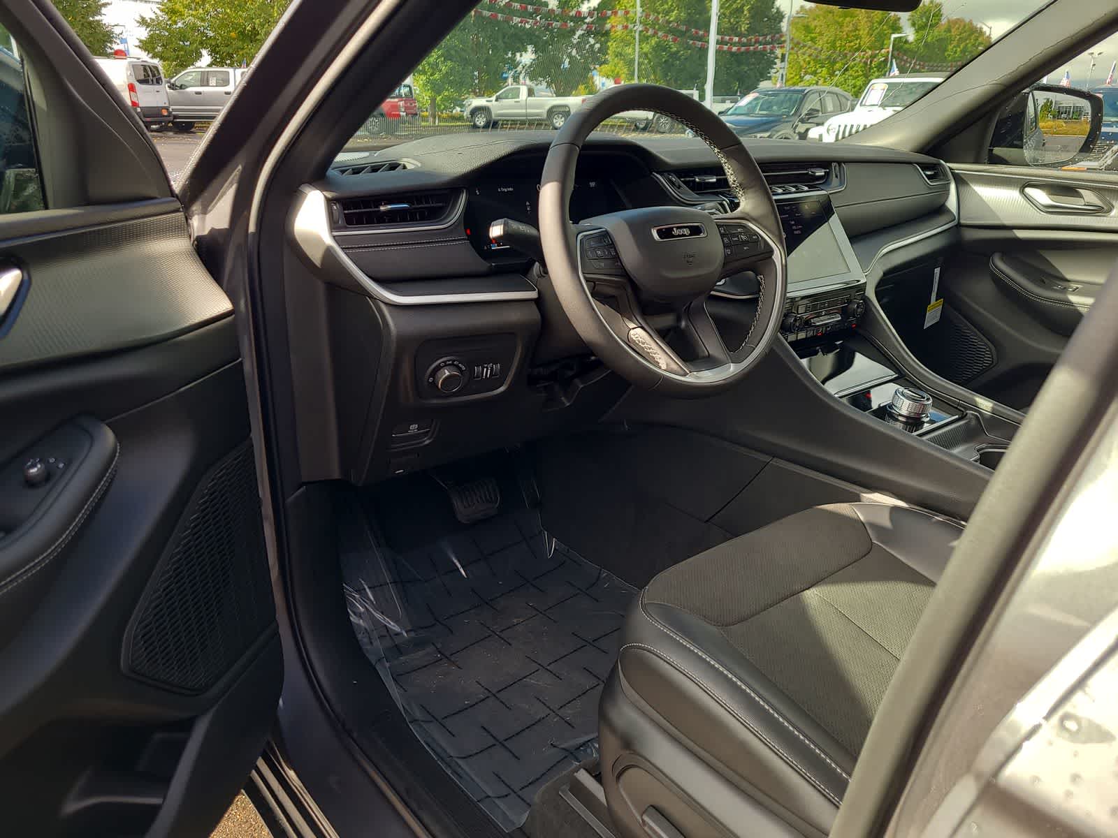 Thumbnail: 2025 Jeep Grand Cherokee - 10