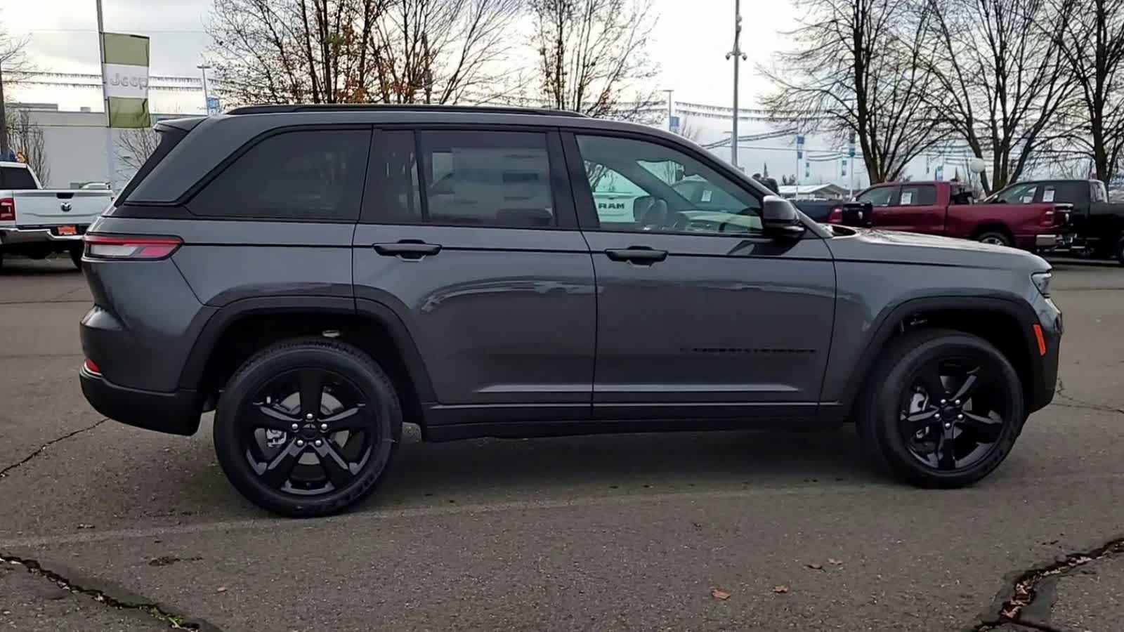 Thumbnail: 2025 Jeep Grand Cherokee - 9