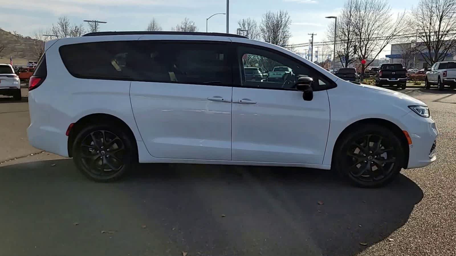 Thumbnail: 2026 Chrysler Pacifica - 9