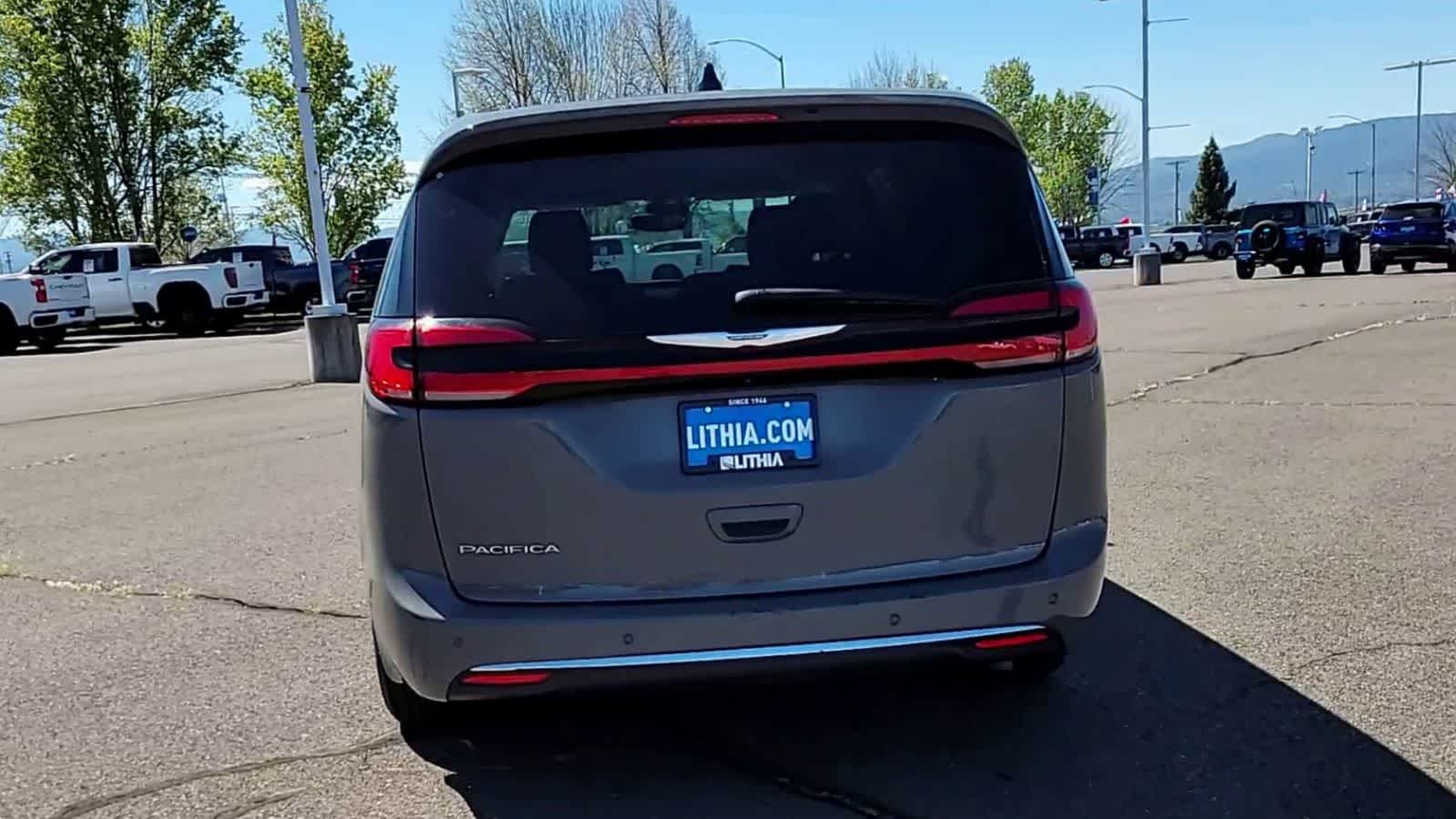 Thumbnail: 2023 Chrysler Pacifica - 7