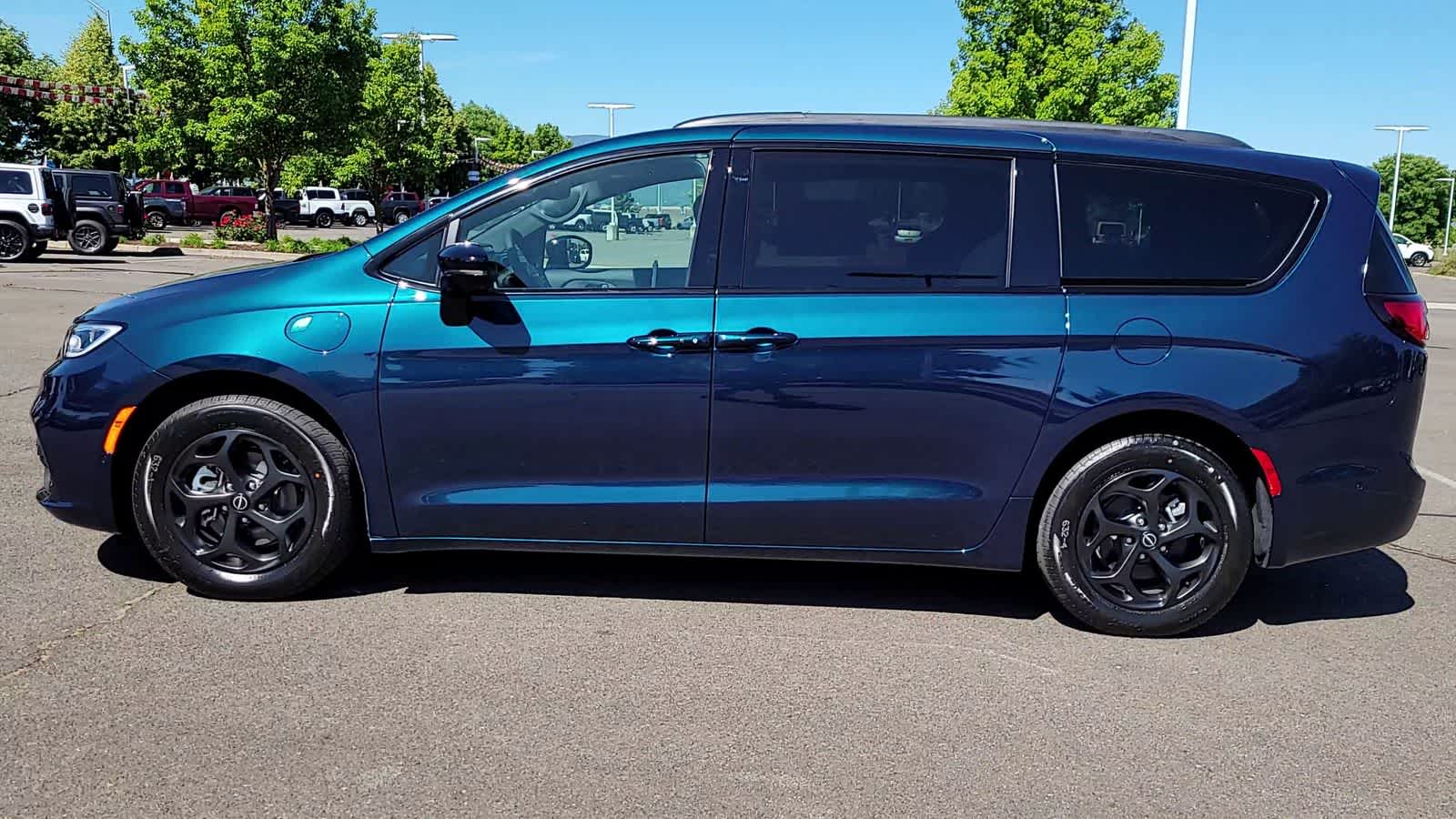 Thumbnail: 2025 Chrysler Pacifica - 5