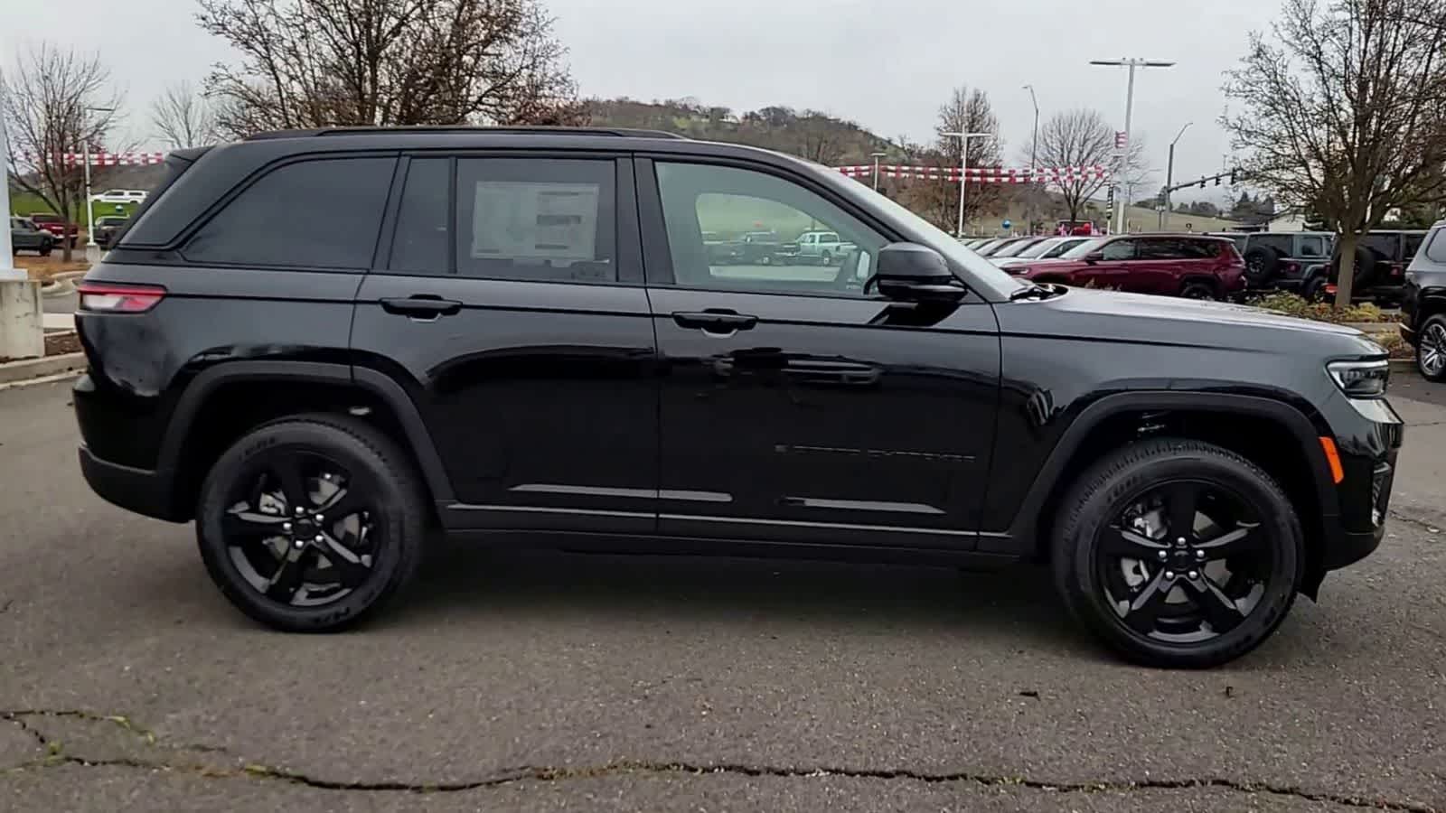 Thumbnail: 2025 Jeep Grand Cherokee - 9