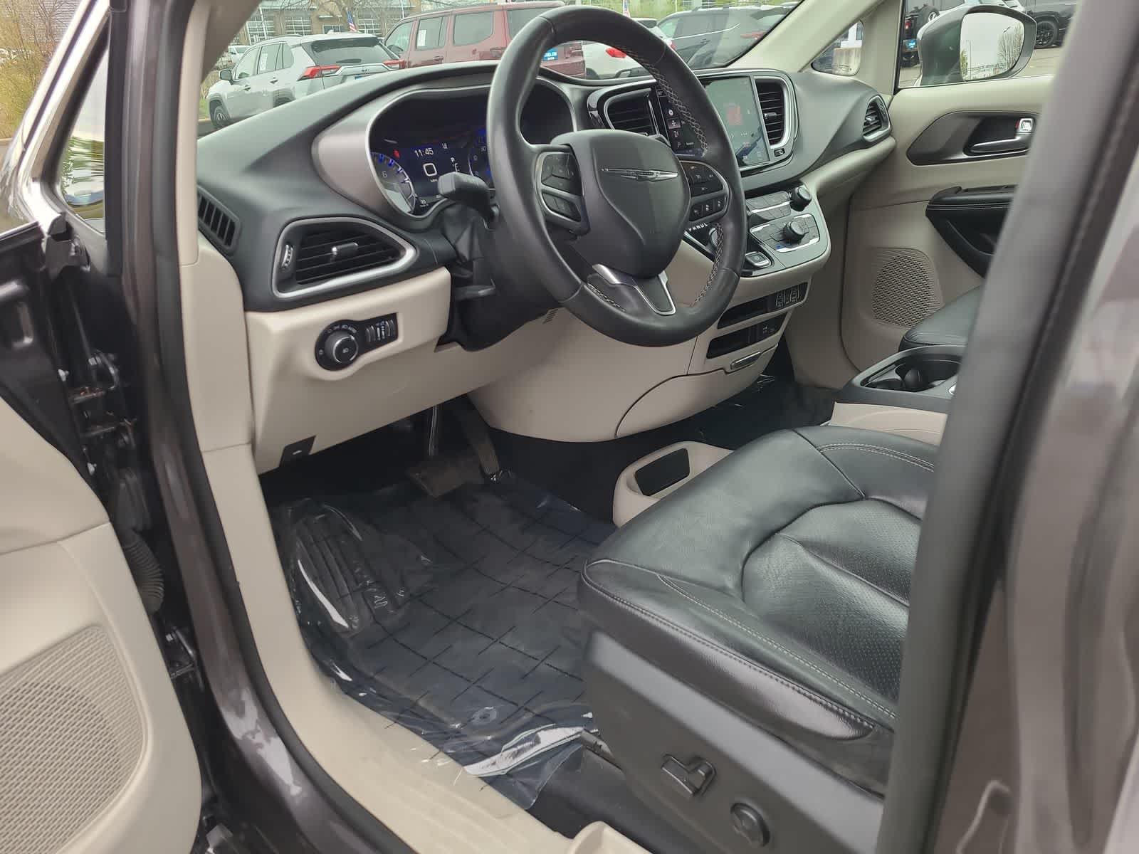 Thumbnail: 2022 Chrysler Pacifica - 10