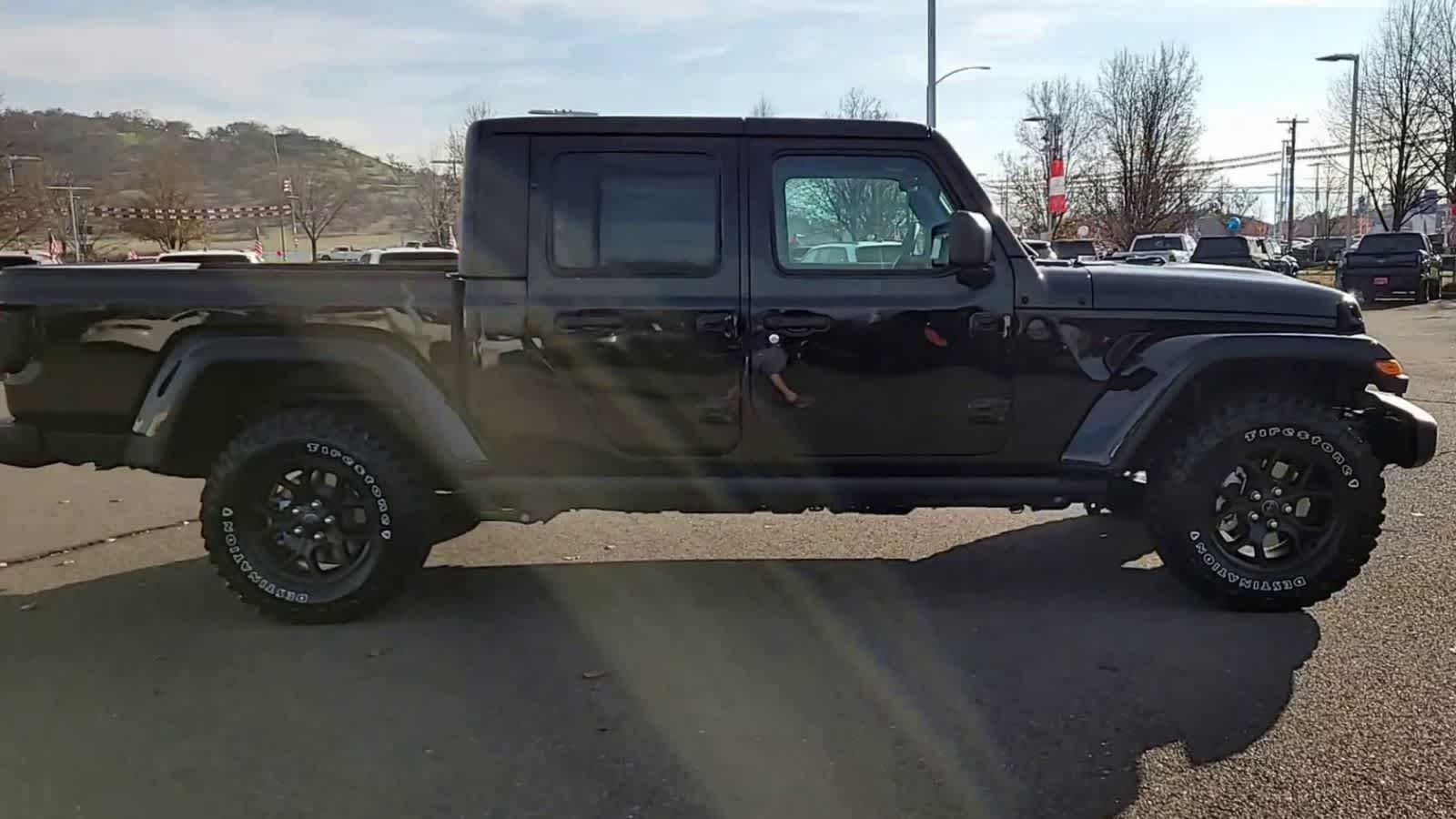 Thumbnail: 2026 Jeep Gladiator - 9