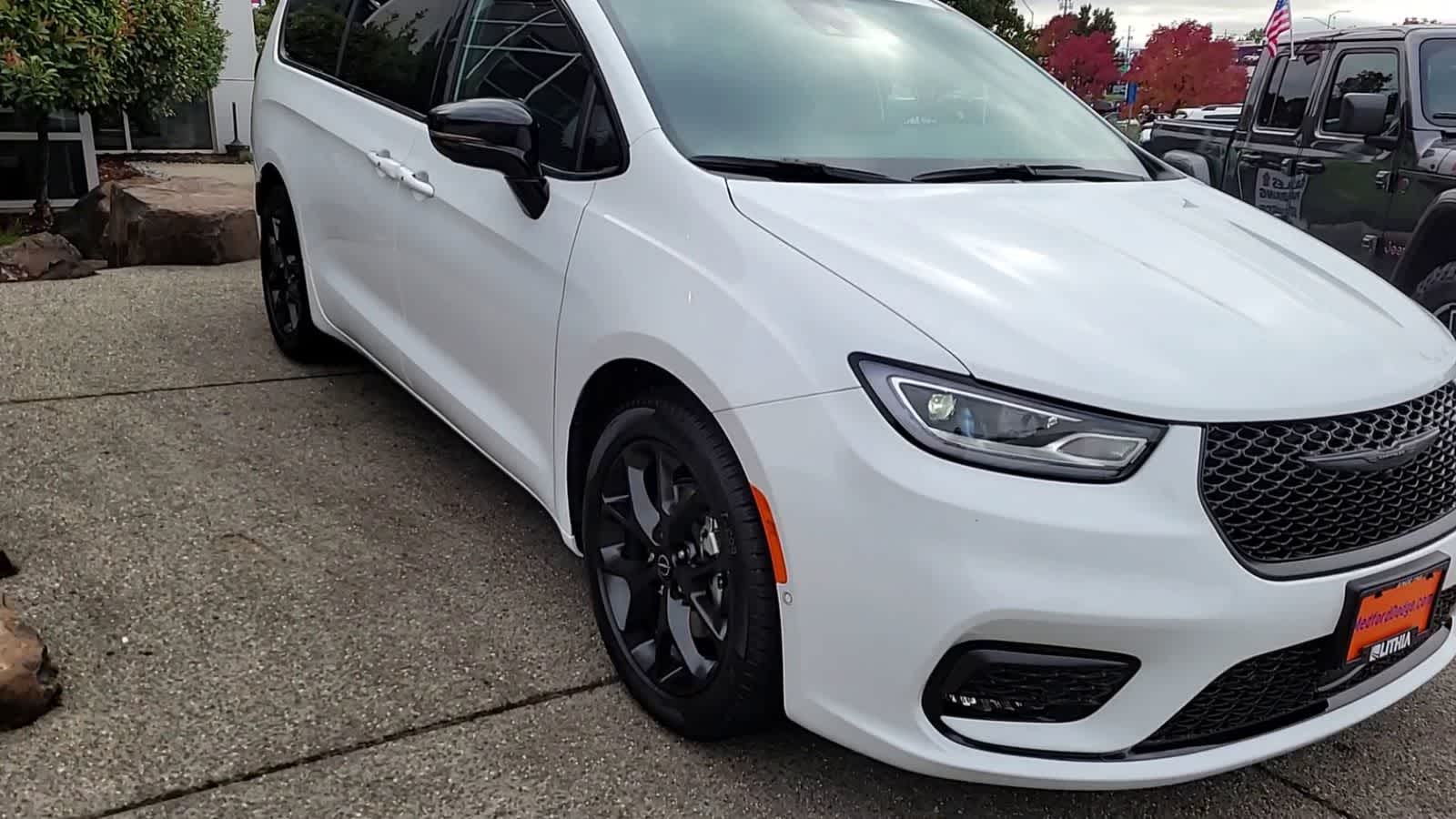 Thumbnail: 2026 Chrysler Pacifica - 2