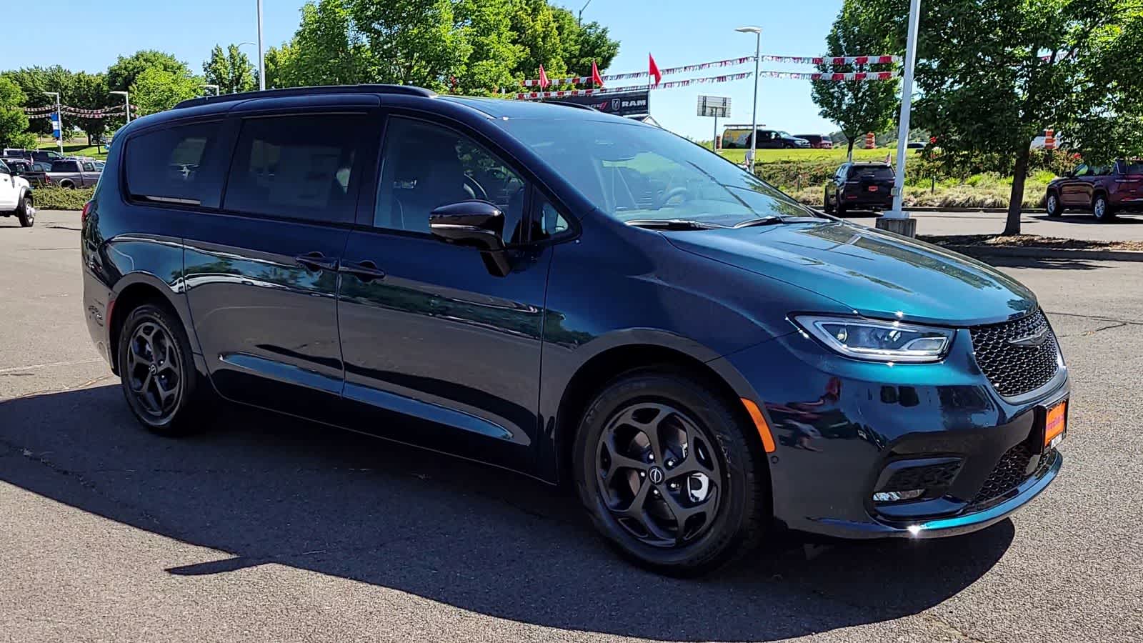 Thumbnail: 2025 Chrysler Pacifica - 2