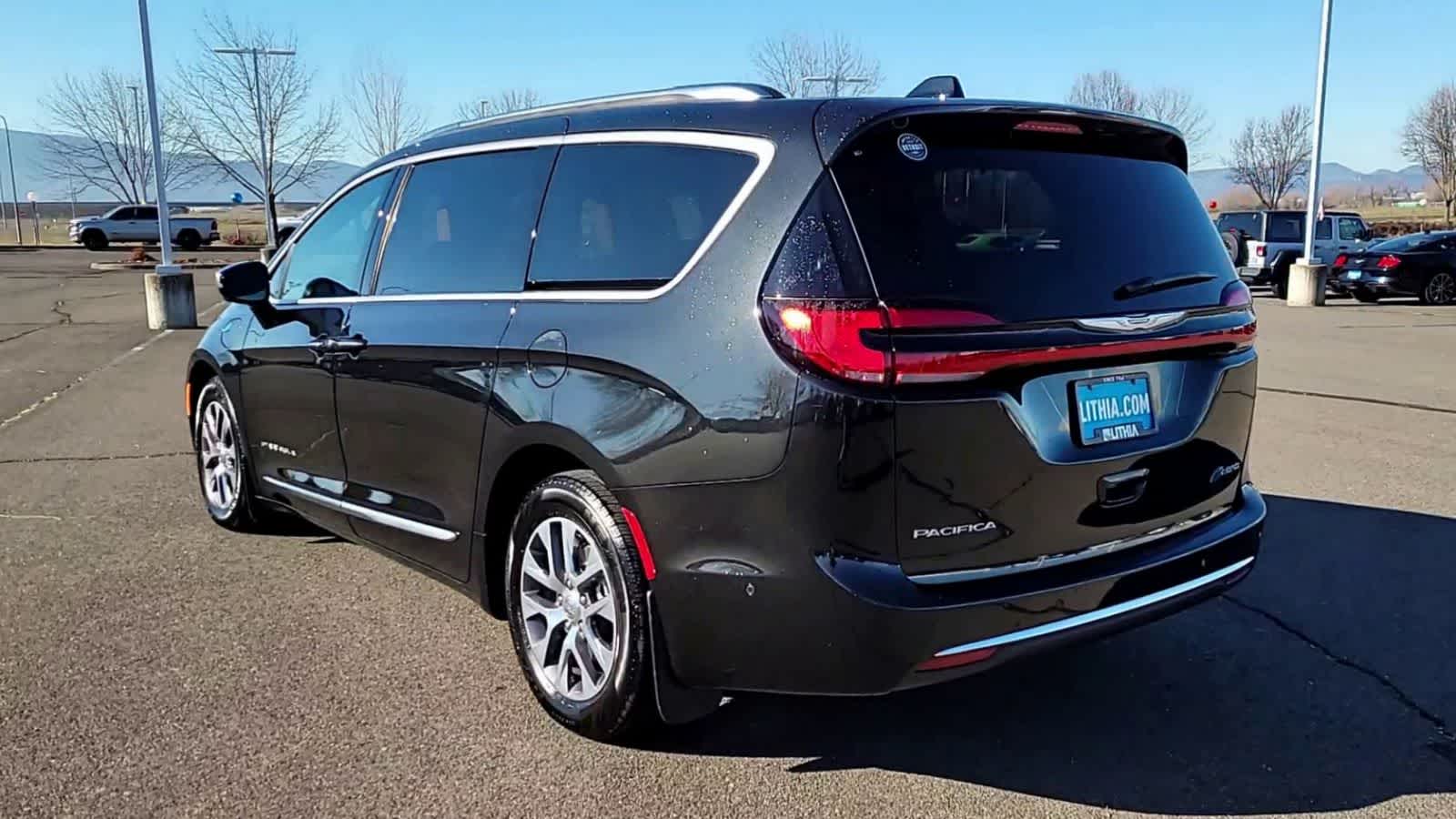 Thumbnail: 2023 Chrysler Pacifica - 6
