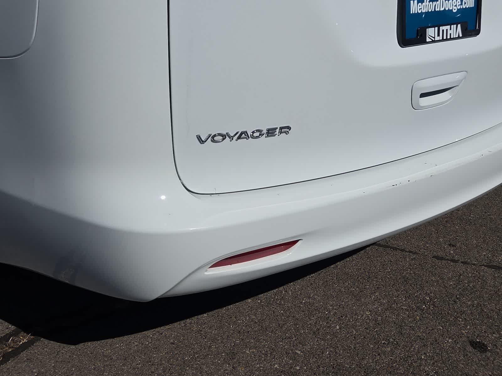 Thumbnail: 2022 Chrysler Voyager - 14