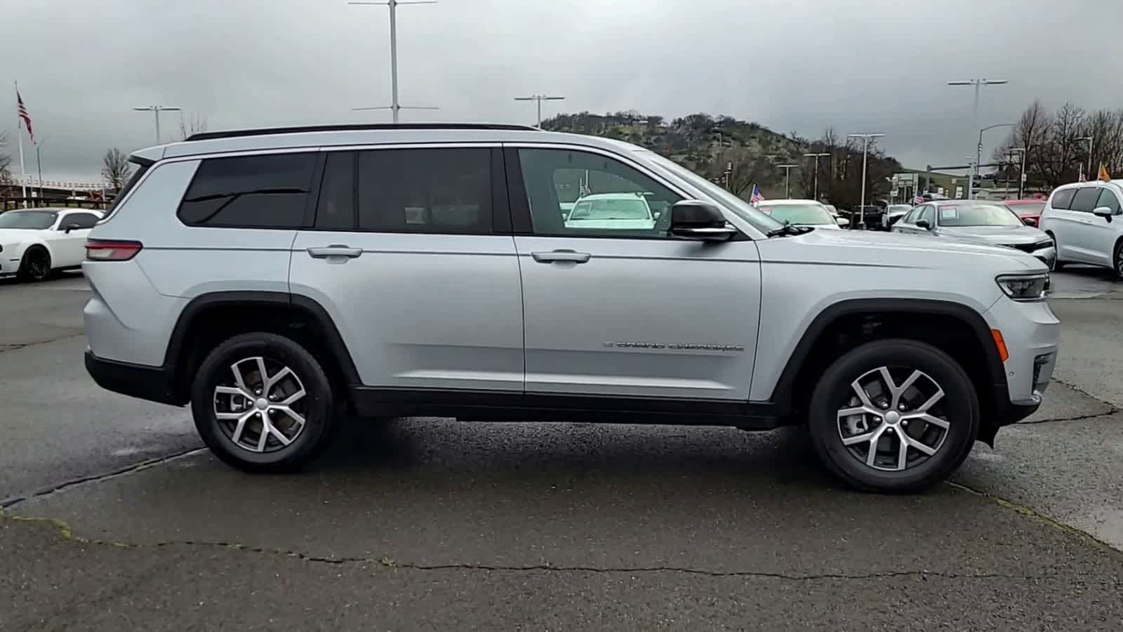 Thumbnail: 2024 Jeep Grand Cherokee L - 9