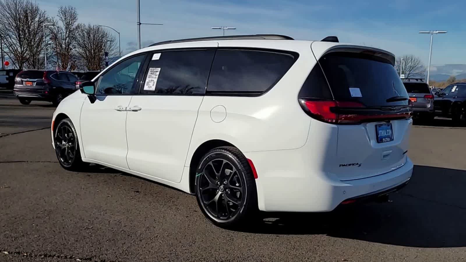 Thumbnail: 2026 Chrysler Pacifica - 6