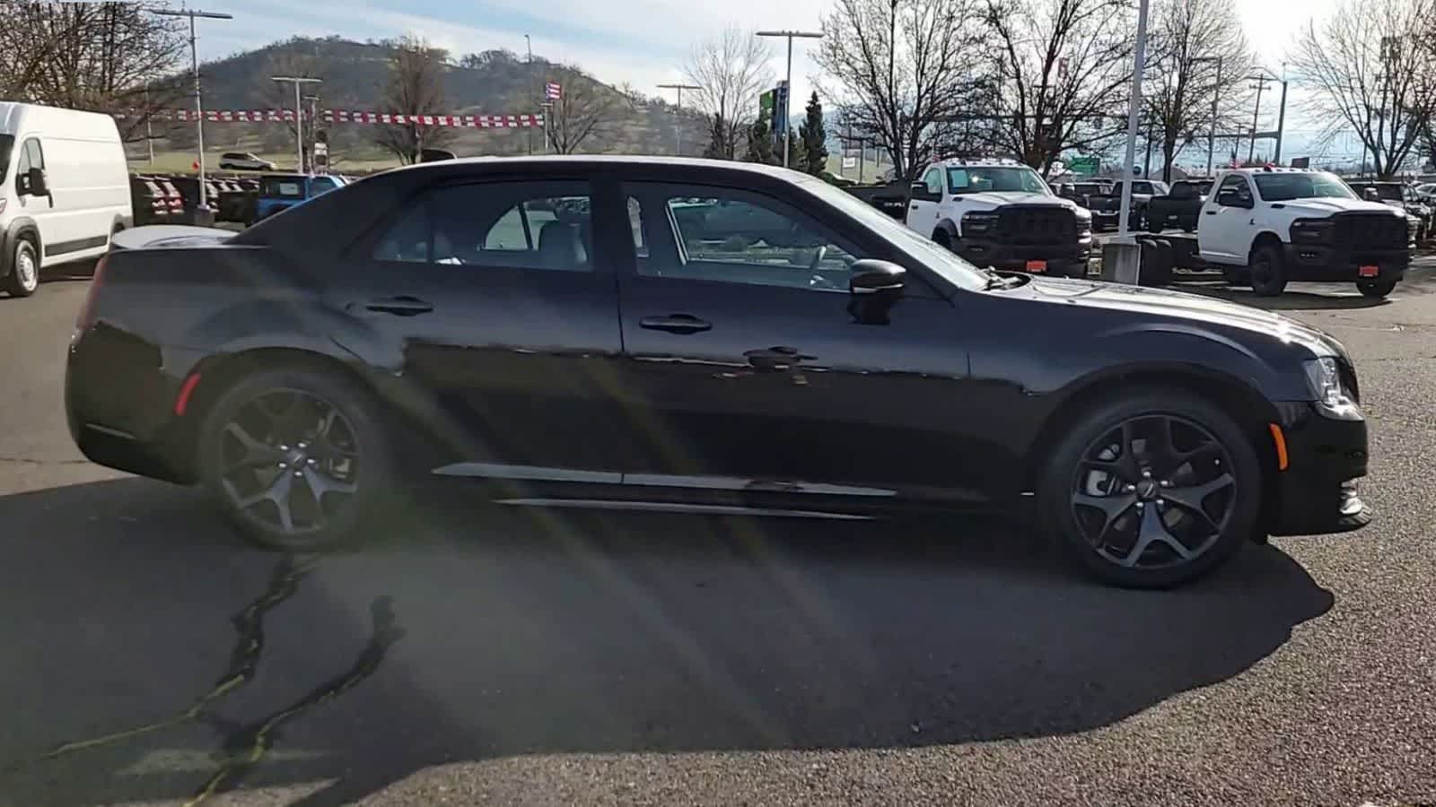 Thumbnail: 2022 Chrysler 300 - 9