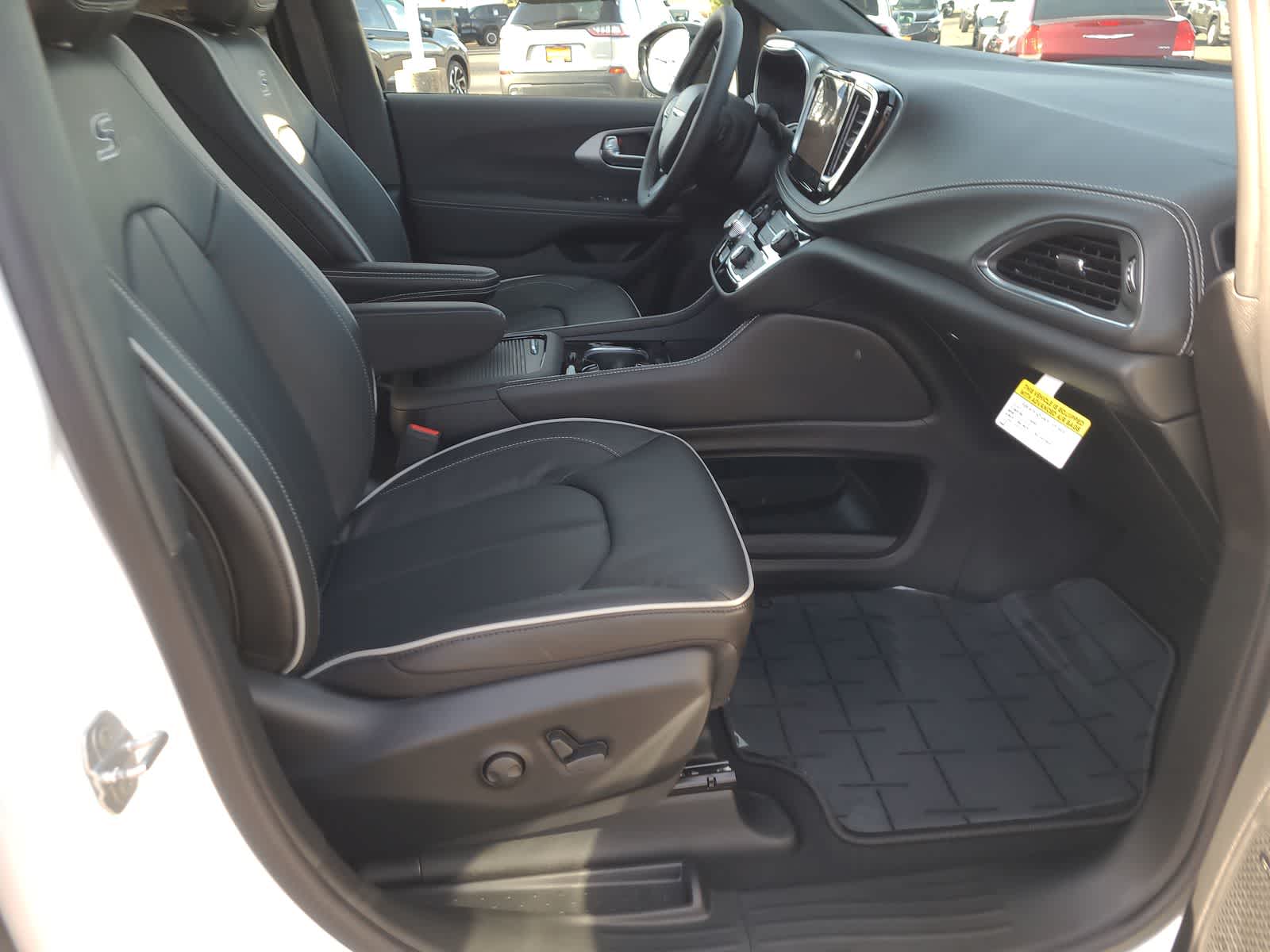 Thumbnail: 2026 Chrysler Pacifica - 22