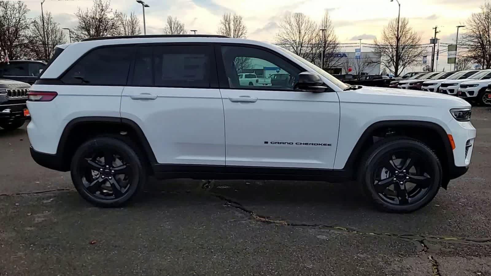 Thumbnail: 2025 Jeep Grand Cherokee - 9