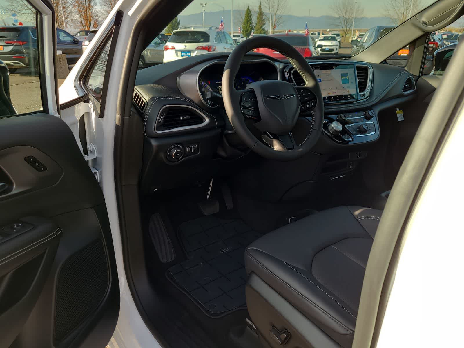 Thumbnail: 2026 Chrysler Pacifica - 10