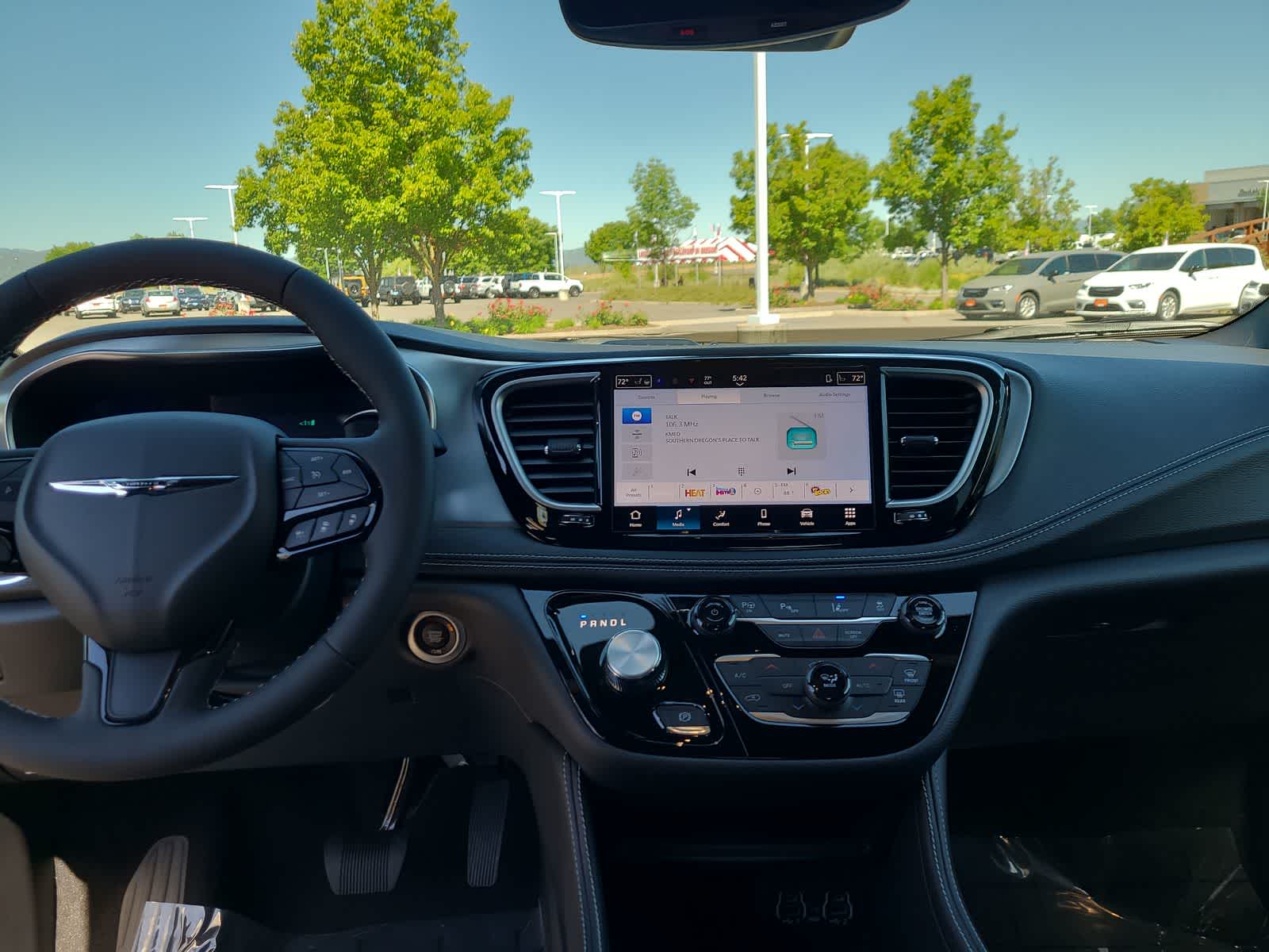 Thumbnail: 2025 Chrysler Pacifica - 18