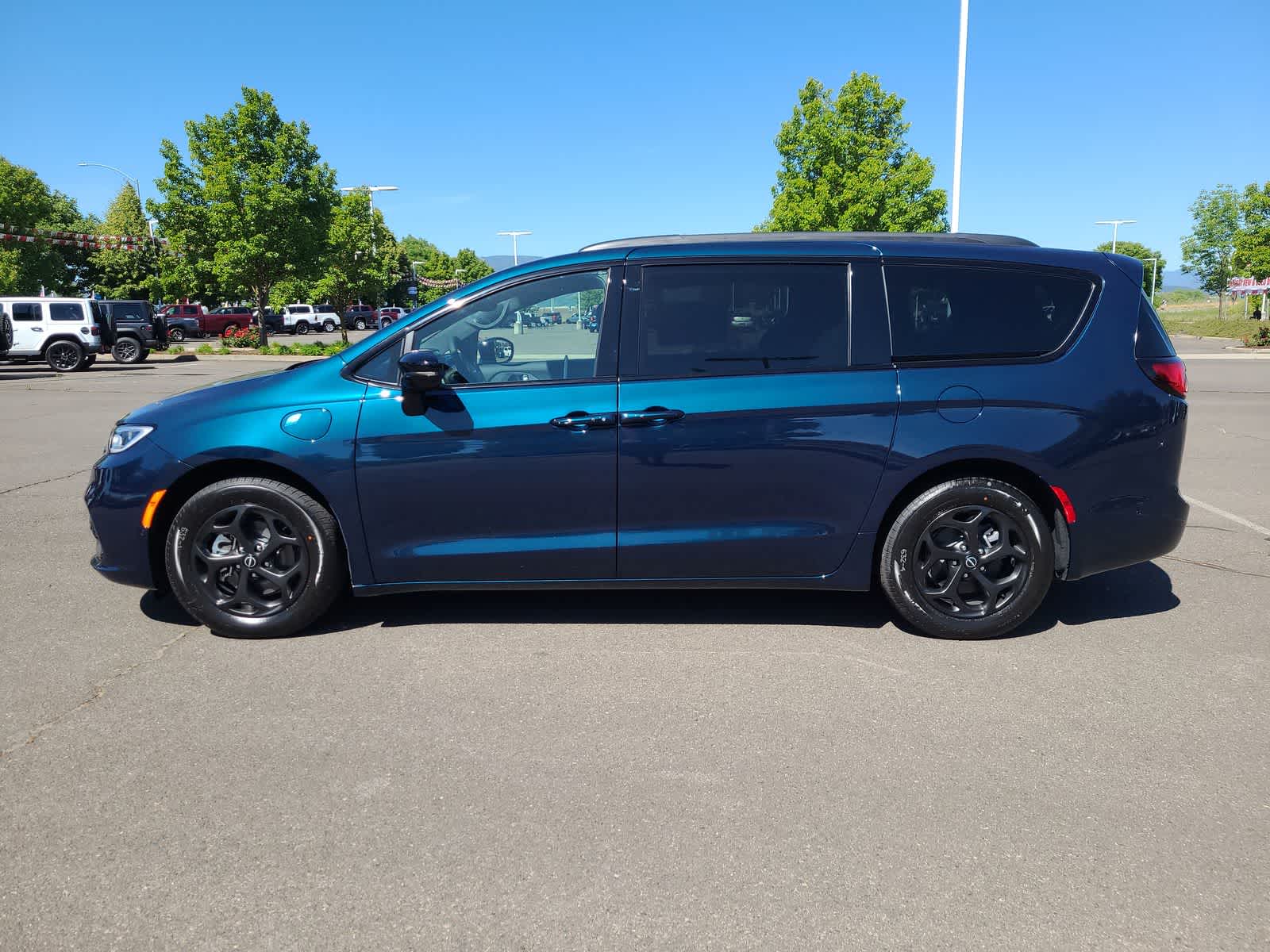 Thumbnail: 2025 Chrysler Pacifica - 11