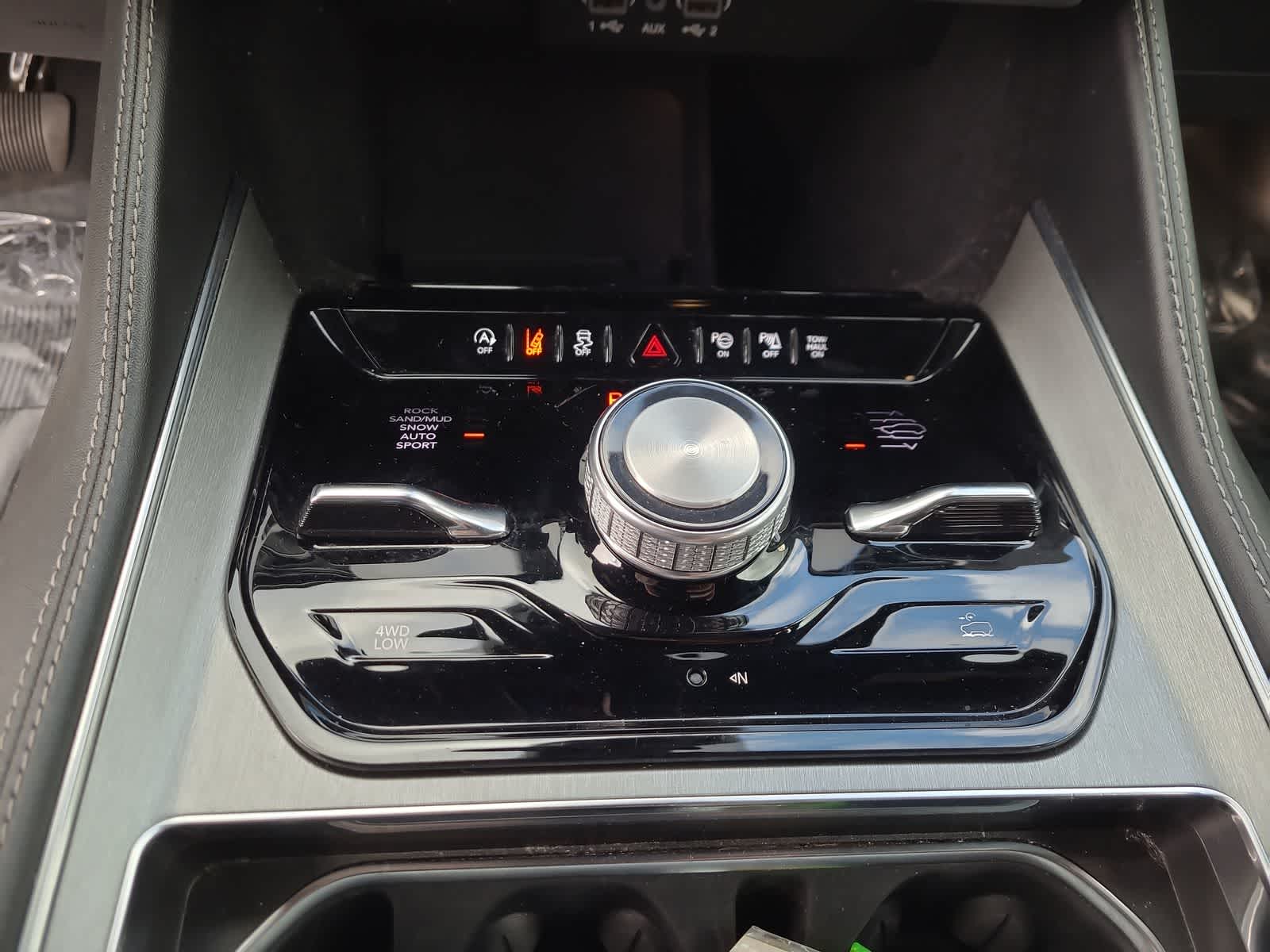 Thumbnail: 2024 Jeep Wagoneer - 25