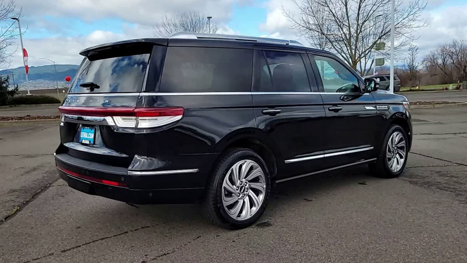 Thumbnail: 2023 Lincoln Navigator - 8