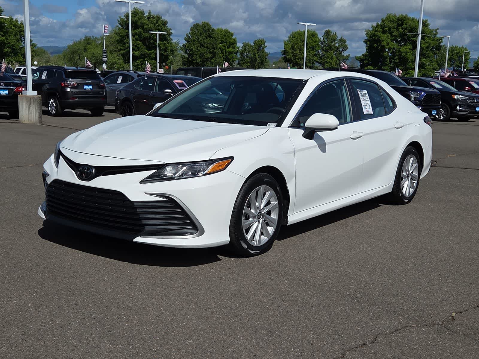 2023 Toyota Camry LE's photo