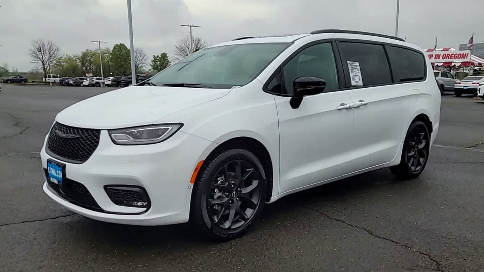 Thumbnail: 2026 Chrysler Pacifica - 4