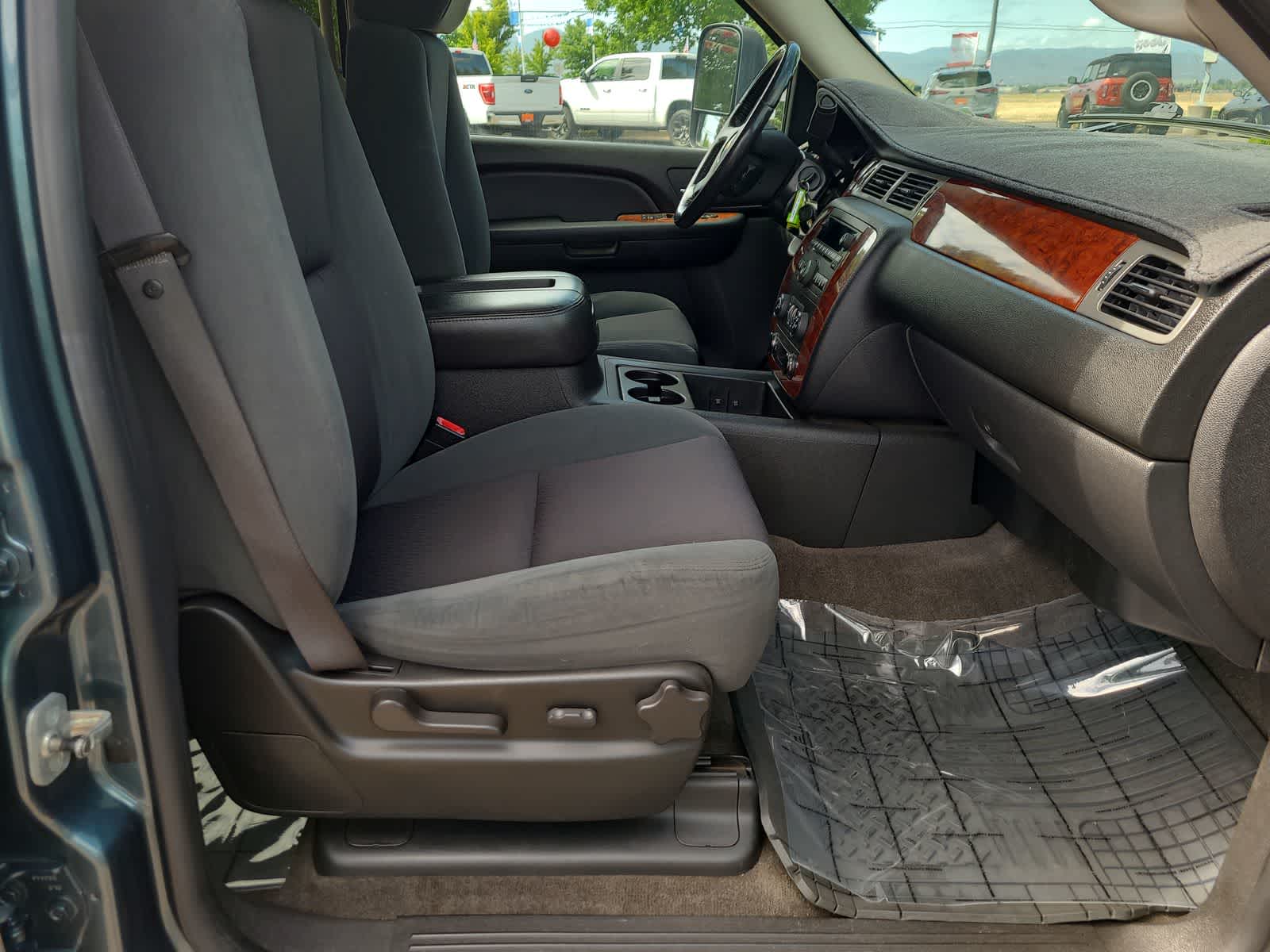 Thumbnail: 2009 Chevrolet Suburban - 22