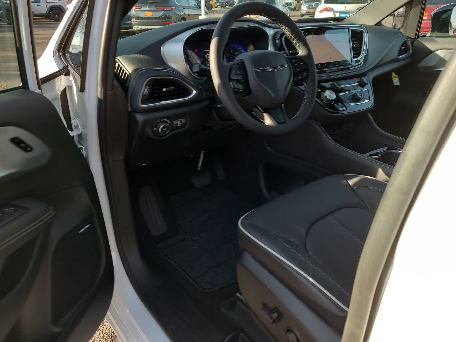 Thumbnail: 2026 Chrysler Pacifica - 10