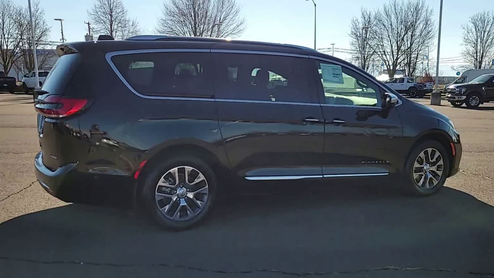 Thumbnail: 2023 Chrysler Pacifica - 8