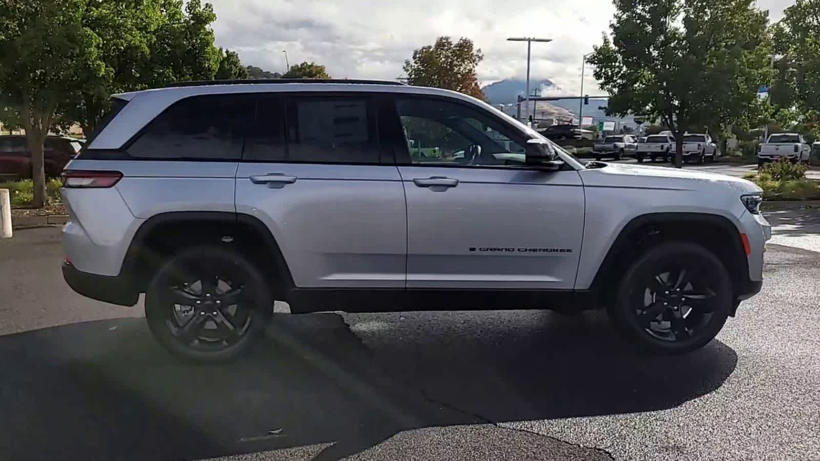 Thumbnail: 2025 Jeep Grand Cherokee - 9