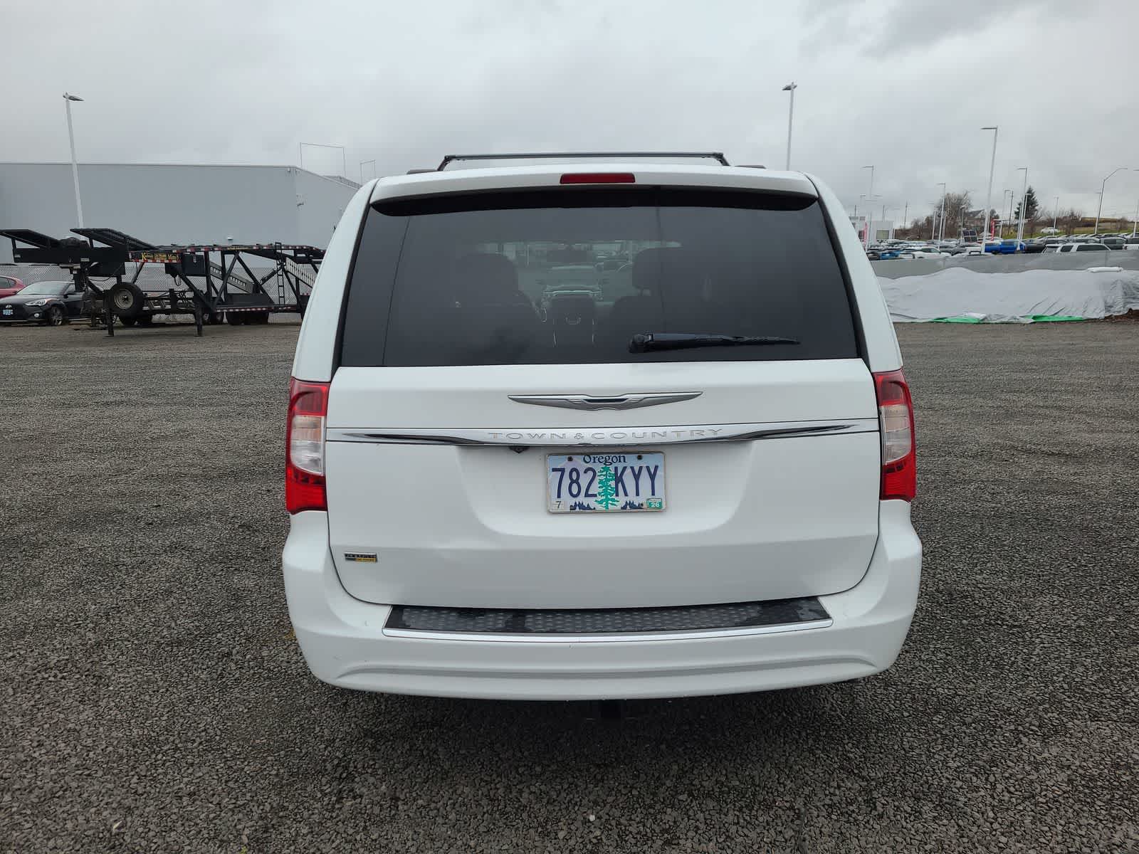 Thumbnail: 2015 Chrysler Town & Country - 4