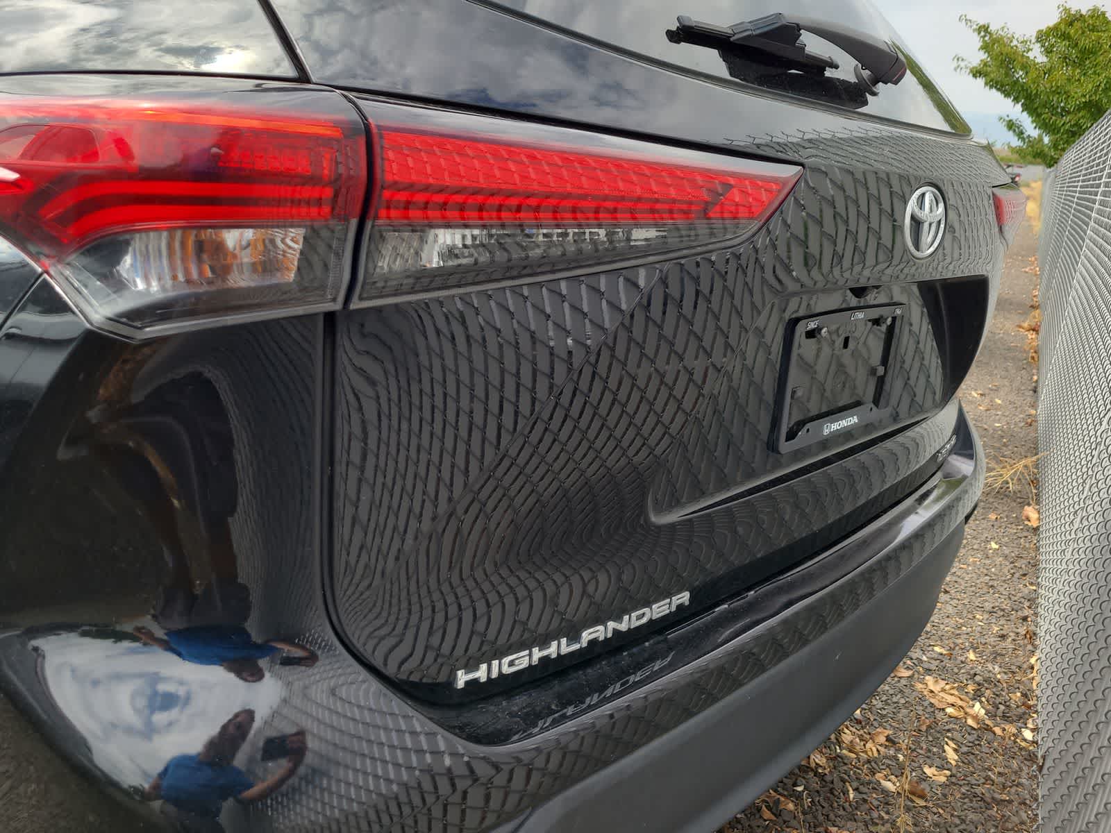 2022 Toyota Highlander LE photo 3