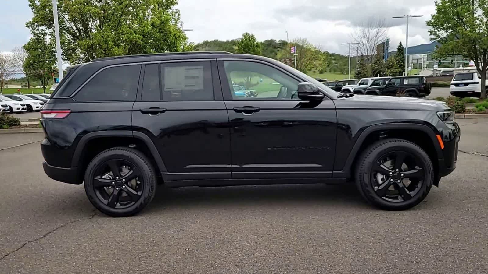 Thumbnail: 2026 Jeep Grand Cherokee - 9
