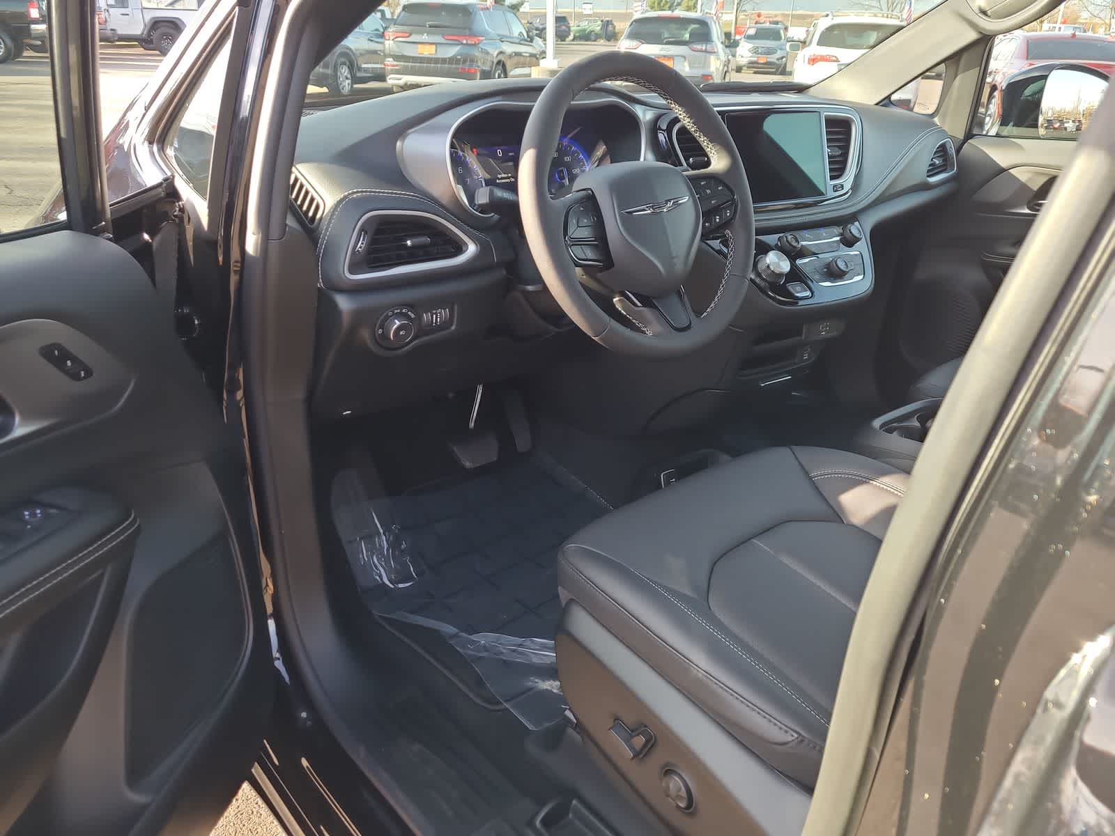 Thumbnail: 2026 Chrysler Pacifica - 10