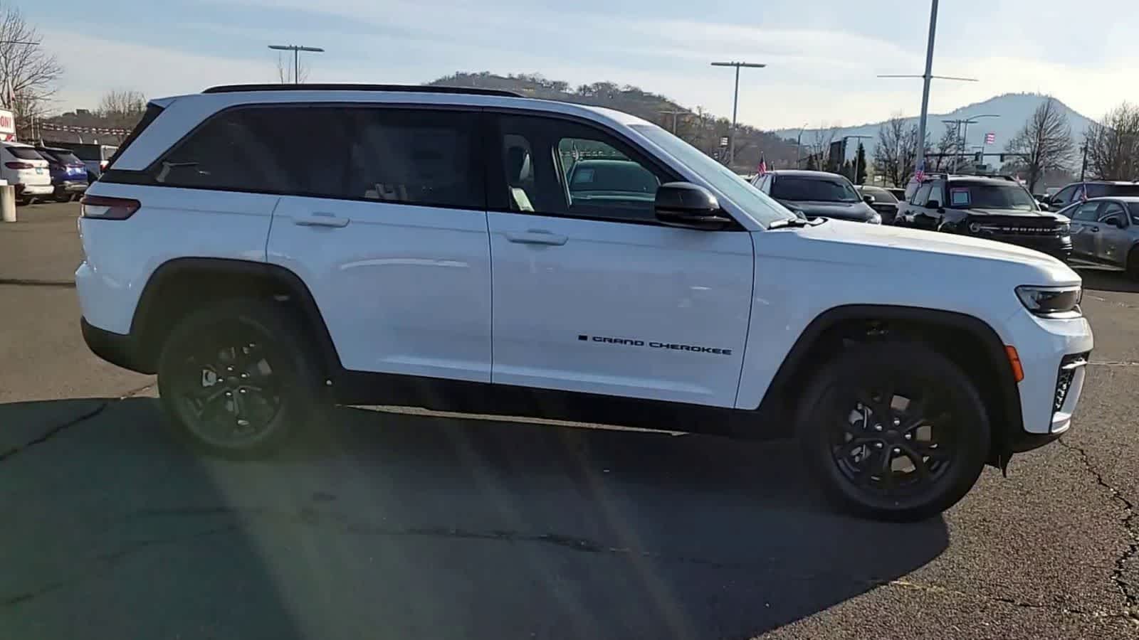 Thumbnail: 2026 Jeep Grand Cherokee - 9