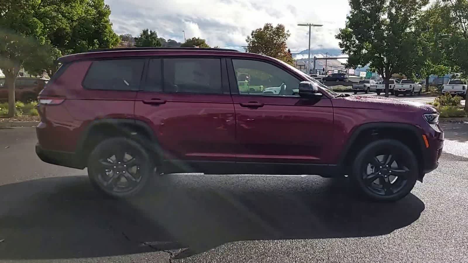 Thumbnail: 2025 Jeep Grand Cherokee - 9