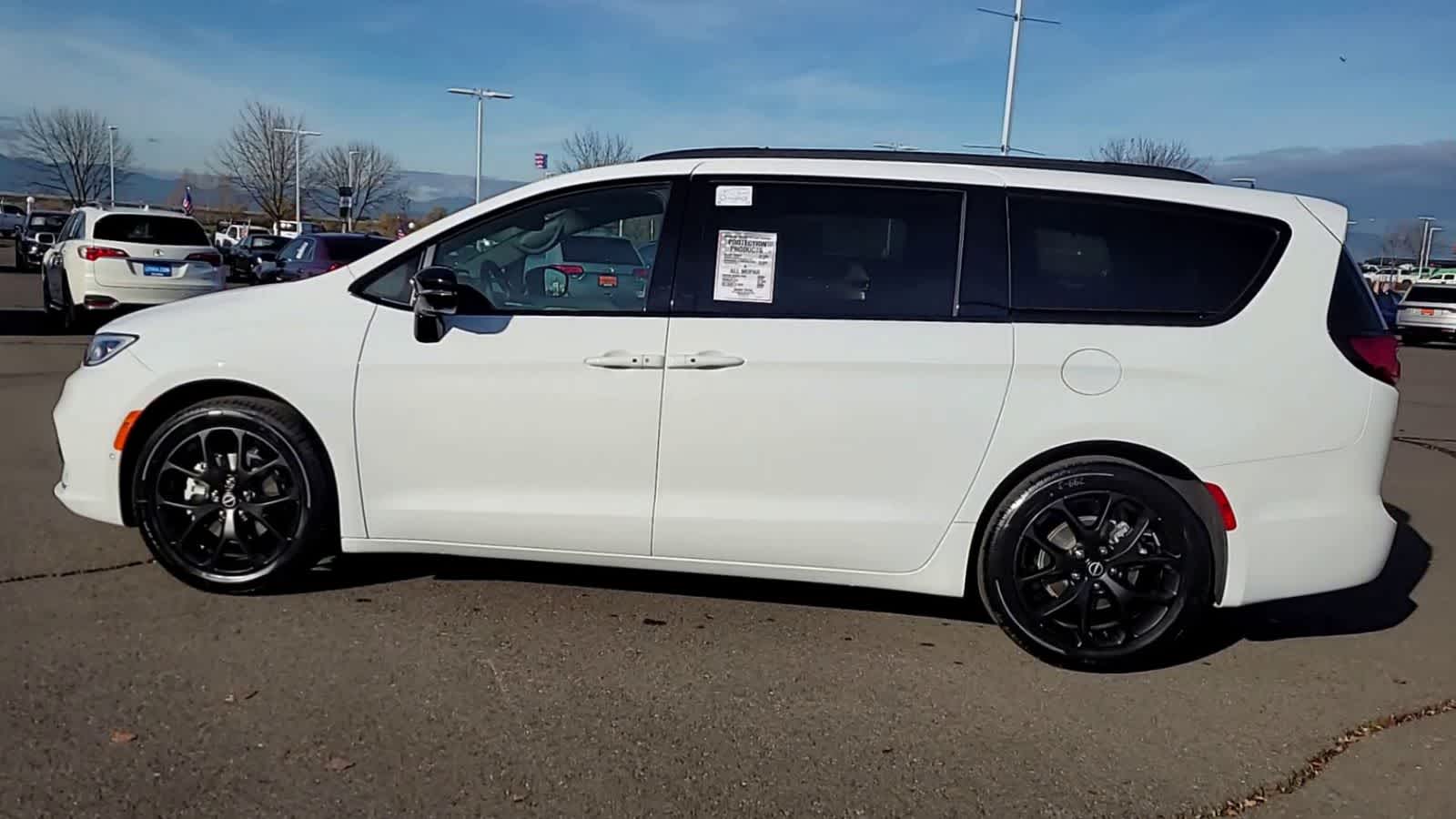 Thumbnail: 2026 Chrysler Pacifica - 5