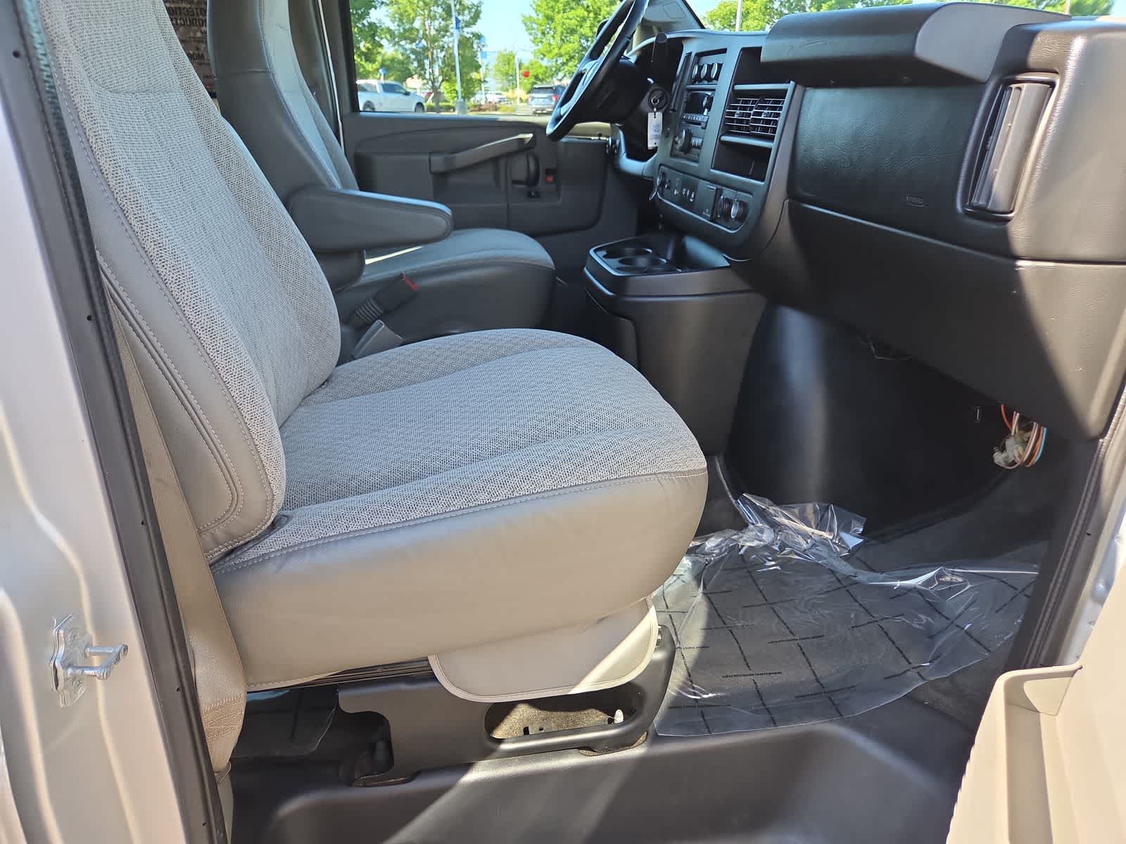 2017 Chevrolet Express Passenger LS - Photo 22