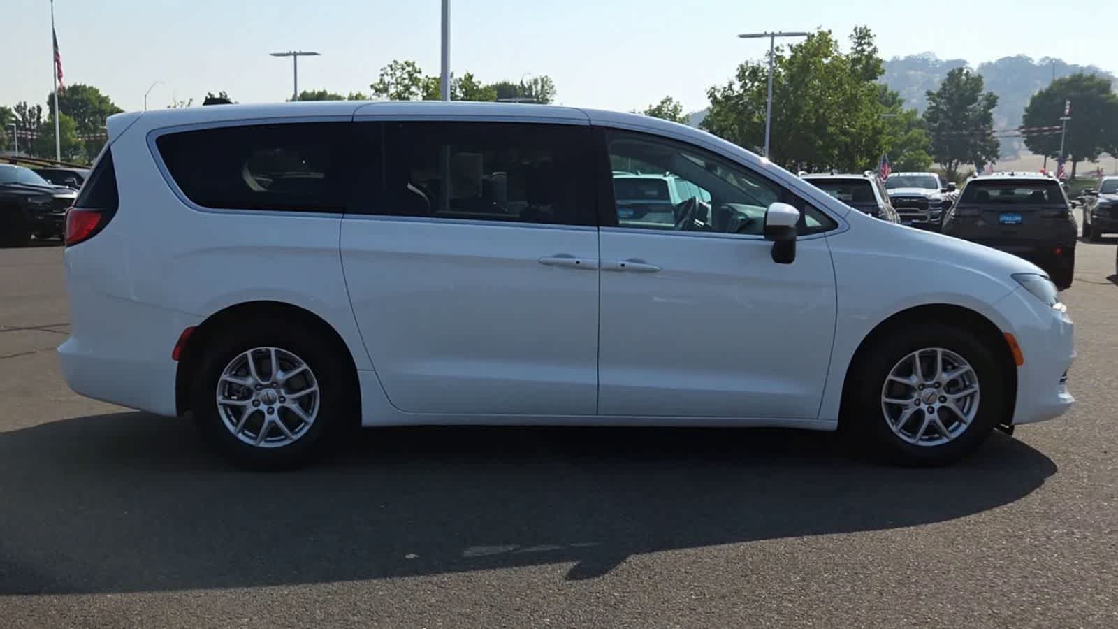 2023 Chrysler Voyager LX - Photo 8