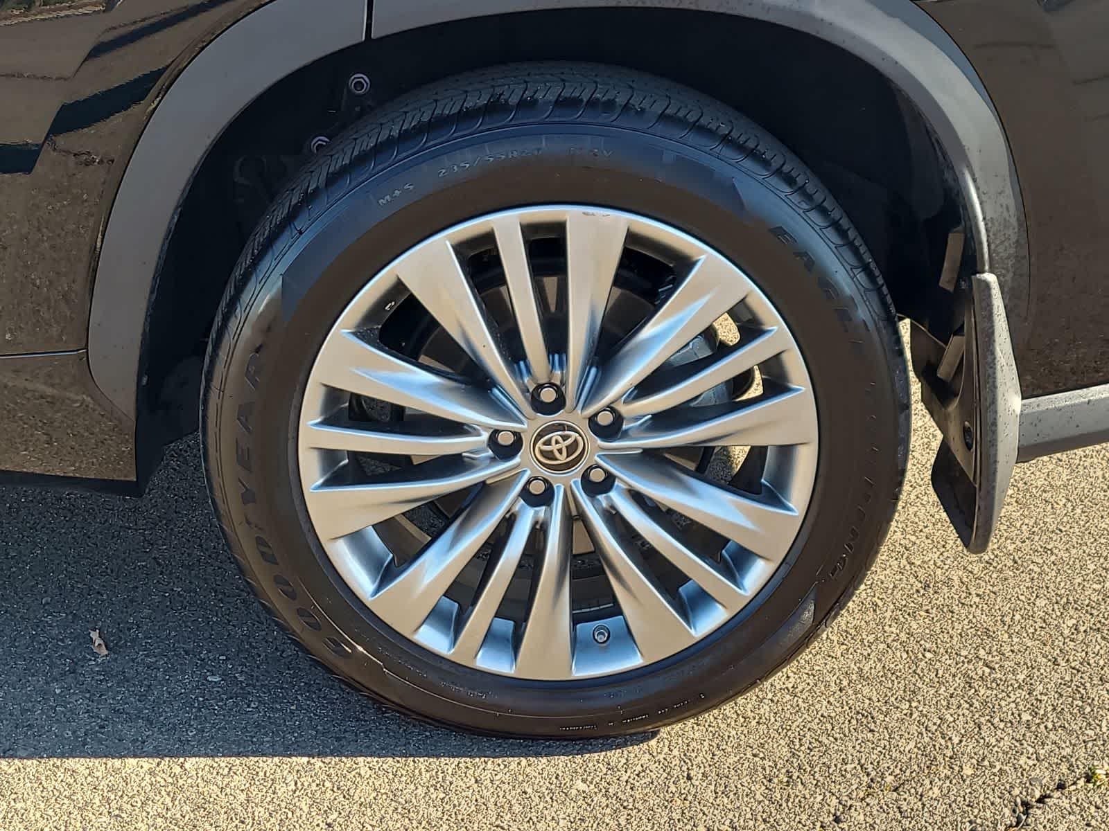 Thumbnail: 2024 Toyota Highlander - 16