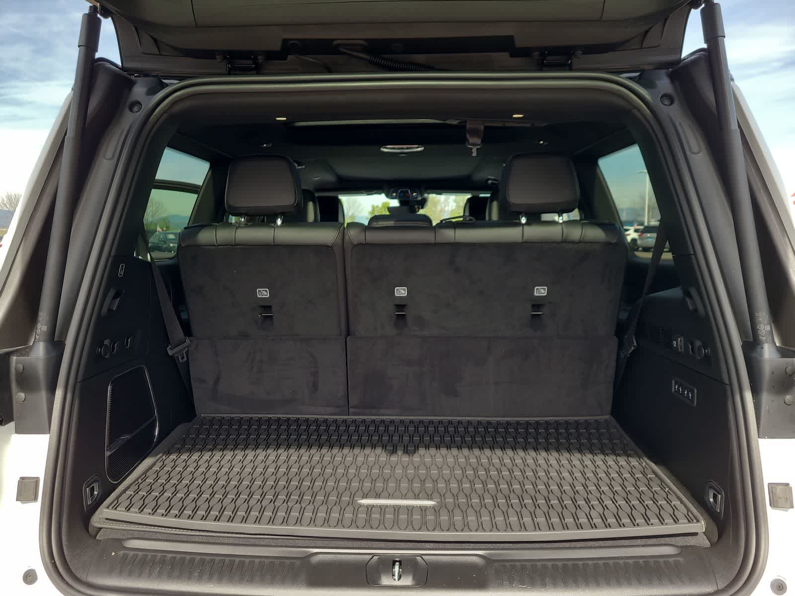 Thumbnail: 2026 Jeep Grand Wagoneer - 27