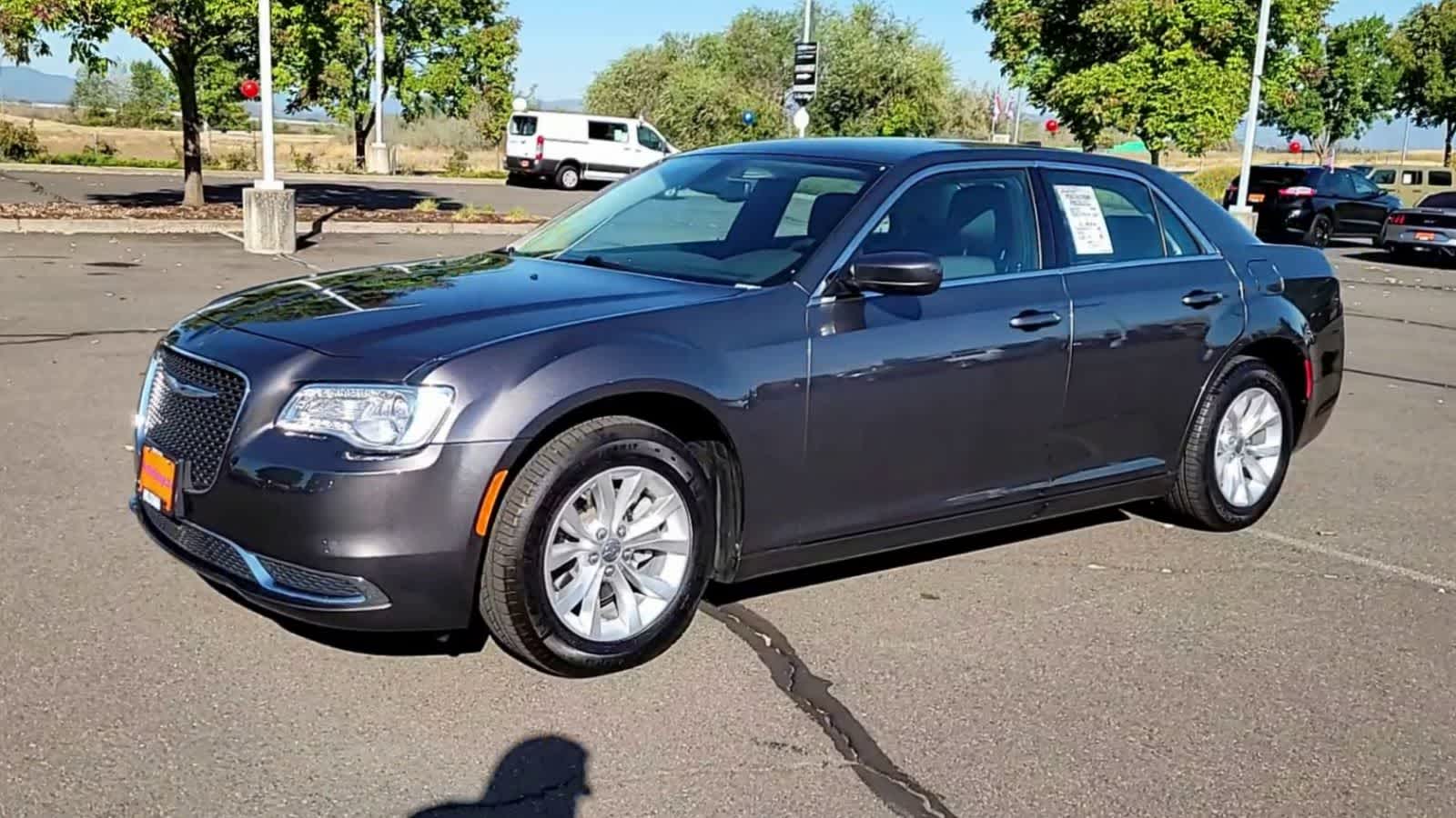 2023 Chrysler 300 Touring photo 3