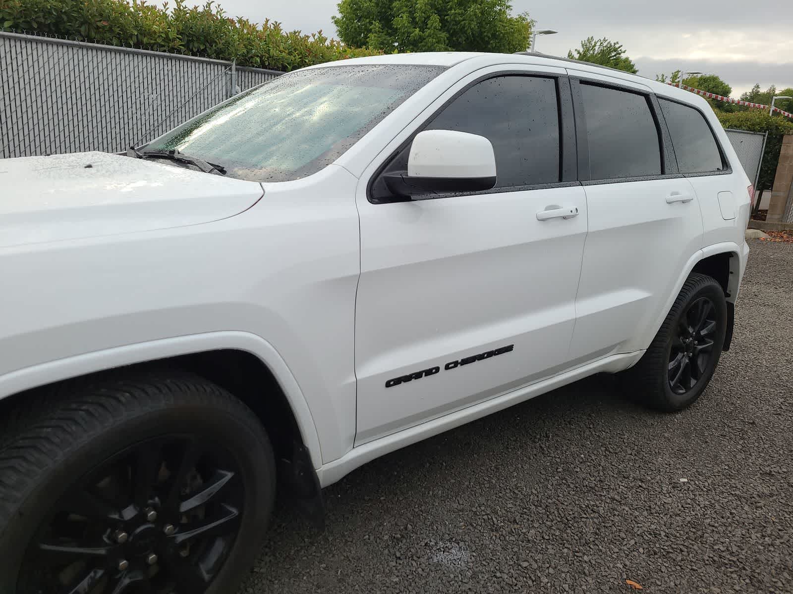 2021 Jeep Grand Cherokee Laredo X photo 2