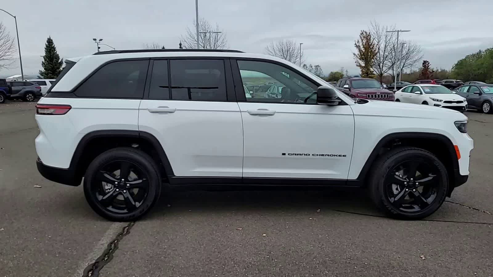 Thumbnail: 2023 Jeep Grand Cherokee - 9